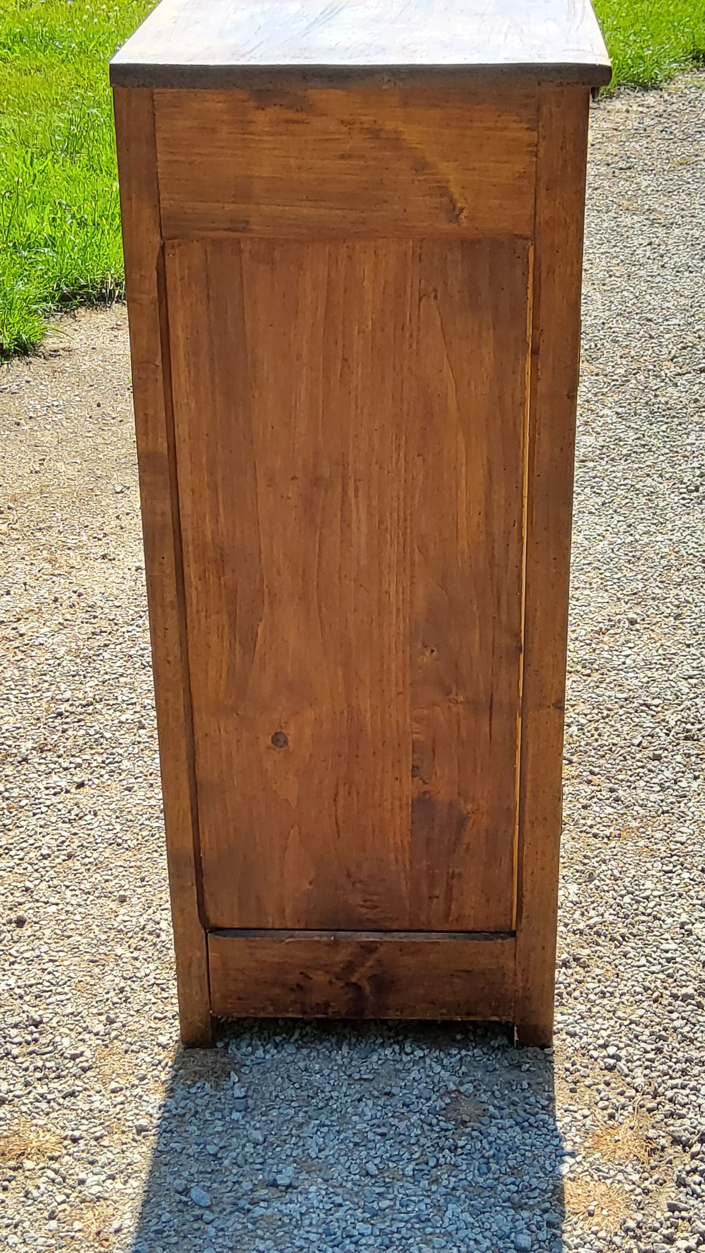 Buffet parisien à hauteur d’appui en peuplier 2 portes 2 tiroirs des années 20