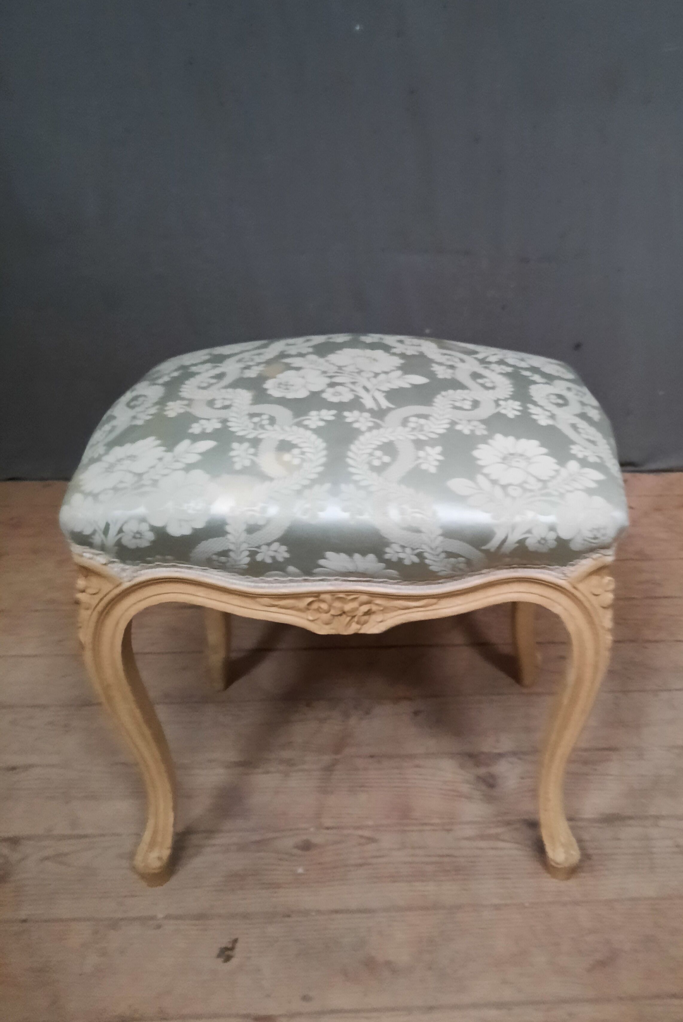 Pouf laqué blanc style Louis XV