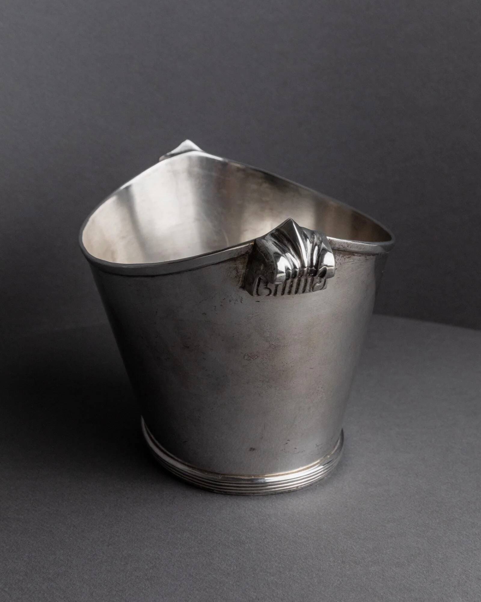 Seau à champagne vintage des années 1940 en métal argenté, forme classique pour vin ou boissons, décoration de bar rétro, style intemporel, idée cadeau élégante