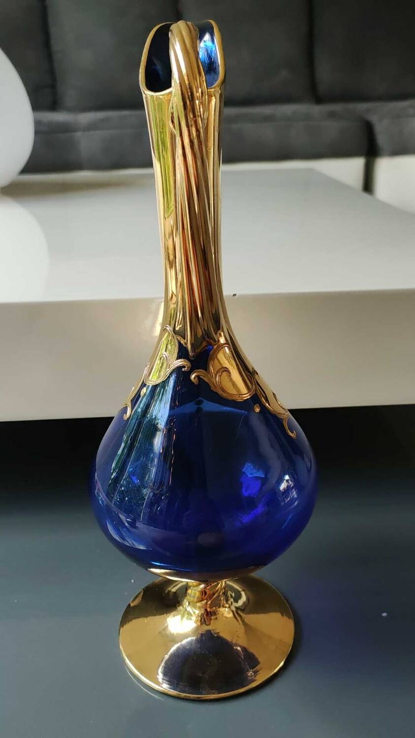 Vase forme Carafe, Tre Fuochi, en verre d Art soufflé/Murano. Avec motifs floraux émaillés en relief. Haut 30 cm