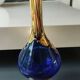 Vase forme Carafe, Tre Fuochi, en verre d Art soufflé/Murano. Avec motifs floraux émaillés en relief. Haut 30 cm