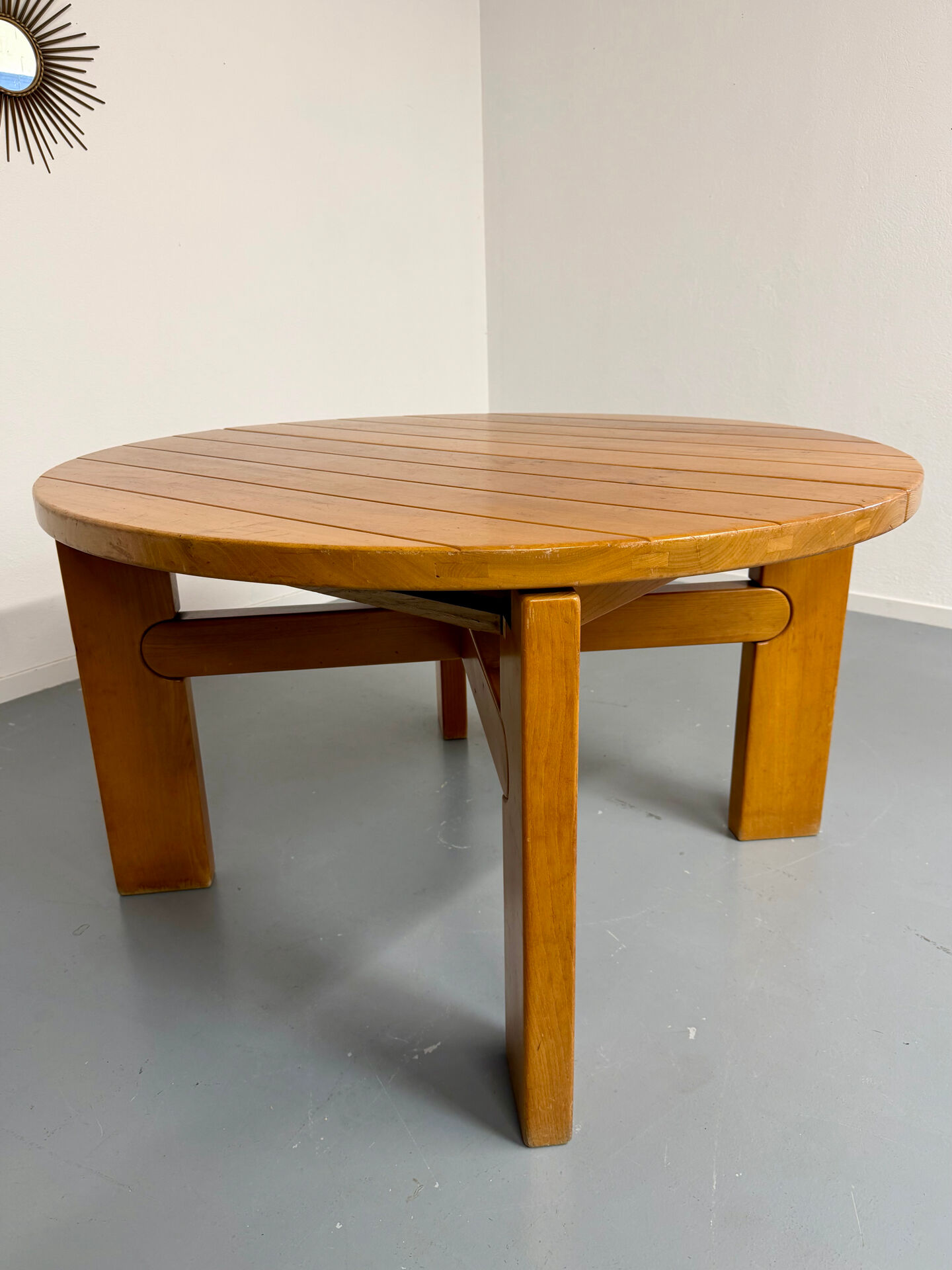 Extendable round table Maison Regain in solid elm, 1970s design.