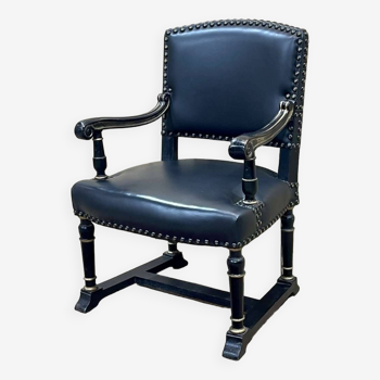 Fauteuil anglais des années 1950 en bois noirci et recouvert d'un cuit noir