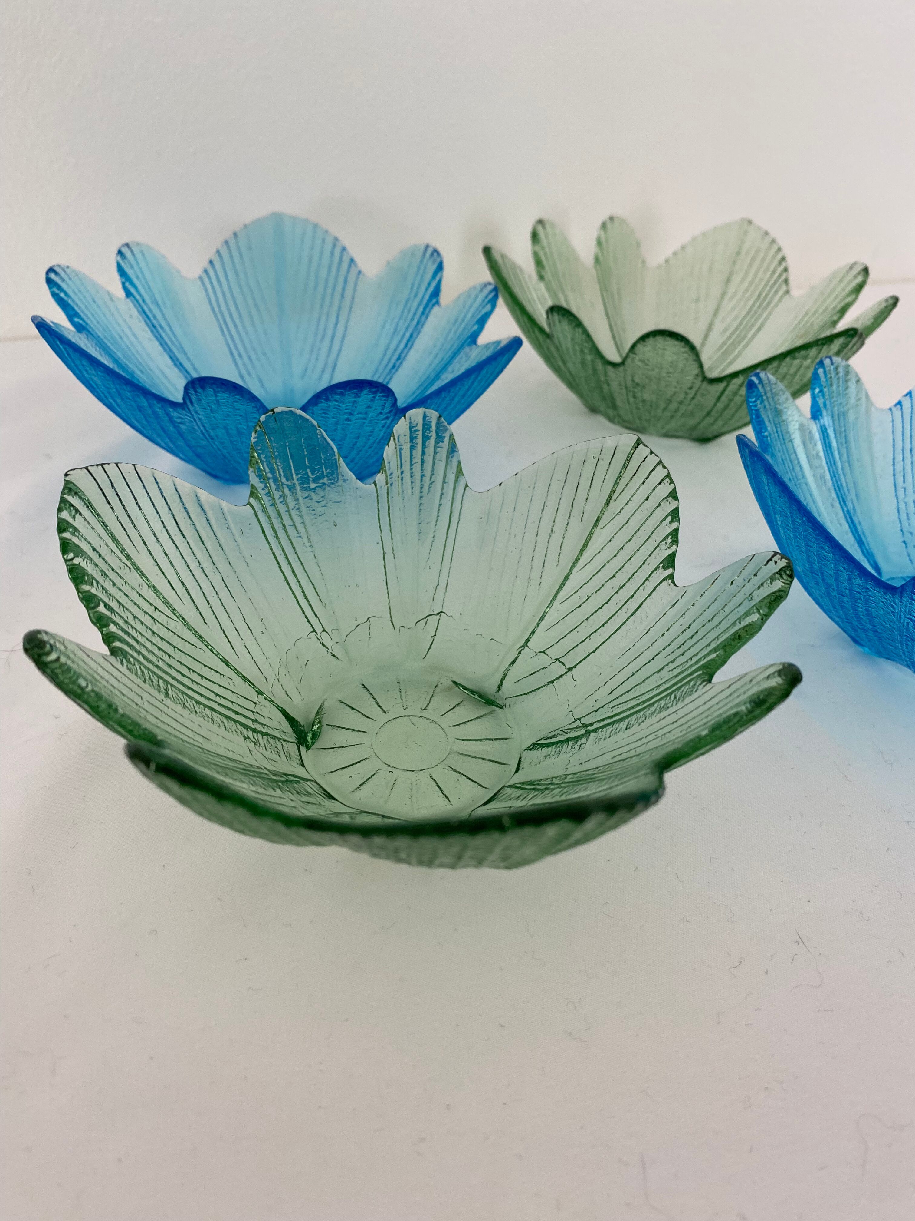 Lot of 4 glass cups in flower shape