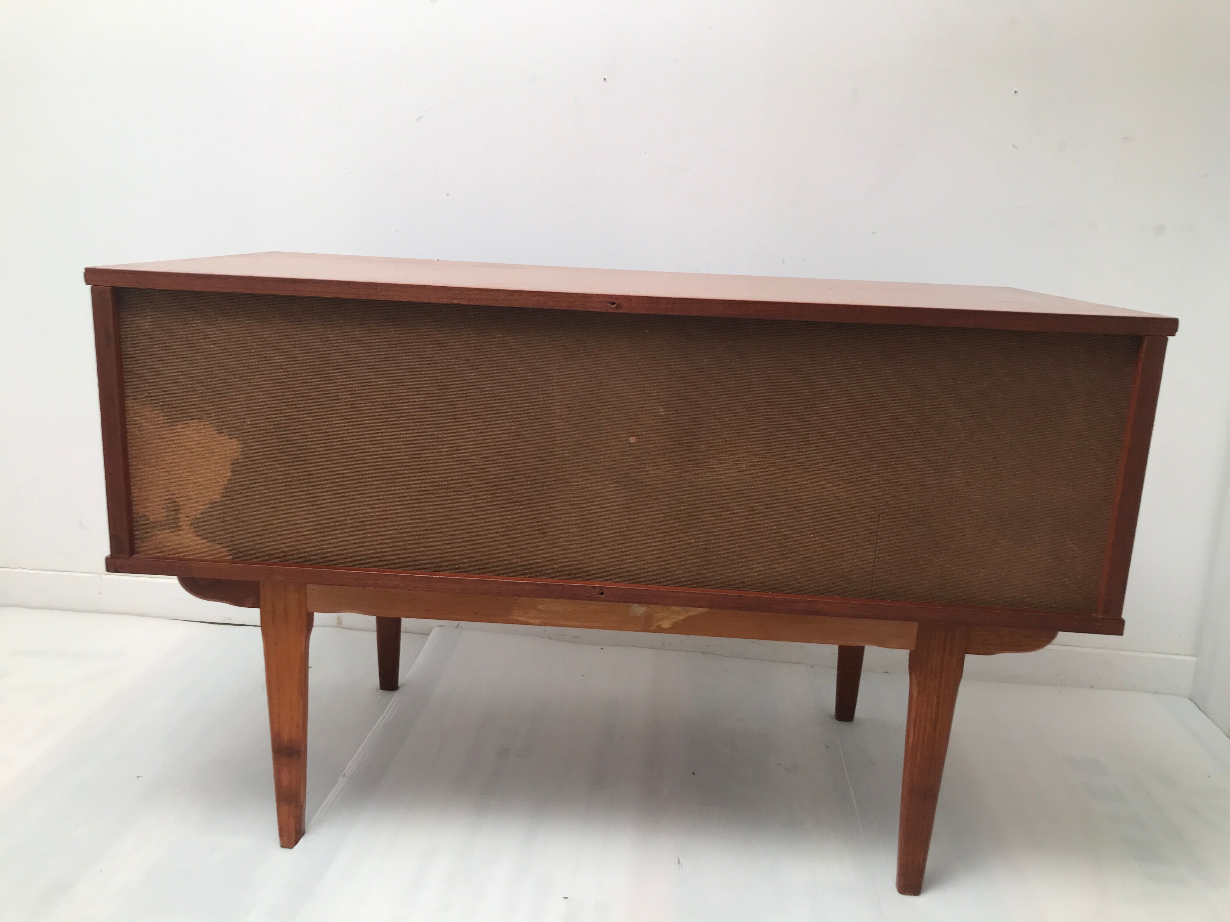 Scandinavian 60s row with spindle feet