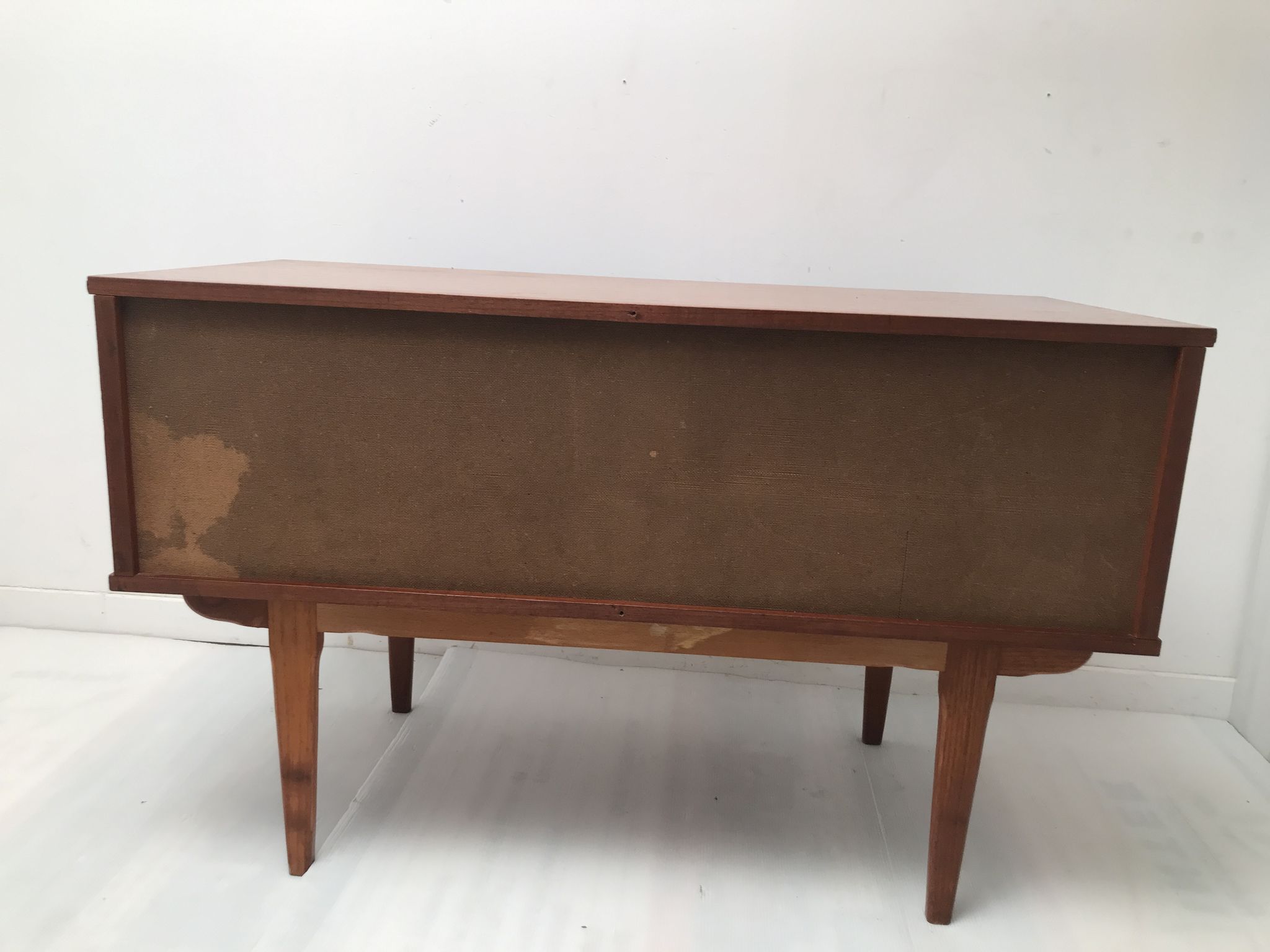 Scandinavian 60s row with spindle feet