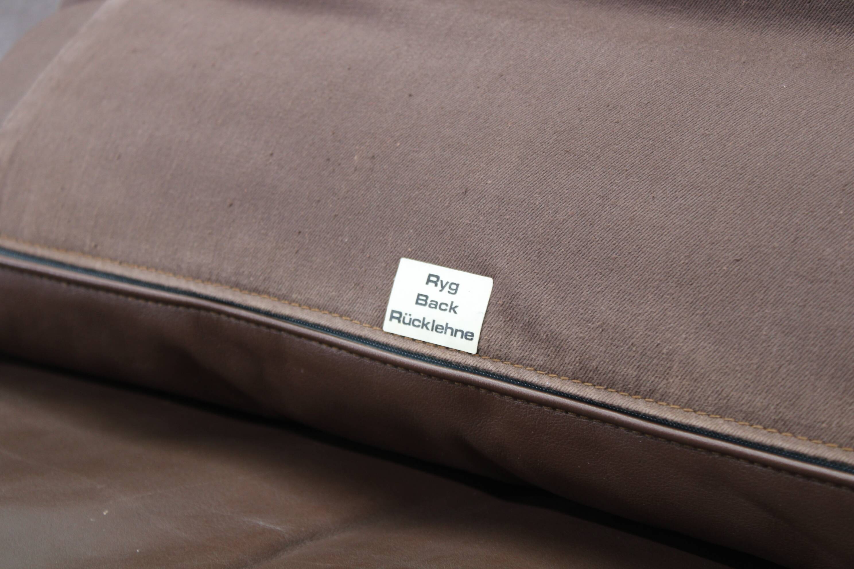 Canapé 2 places L. Olsen & Søn en chêne et cuir des années 1970, Danemark