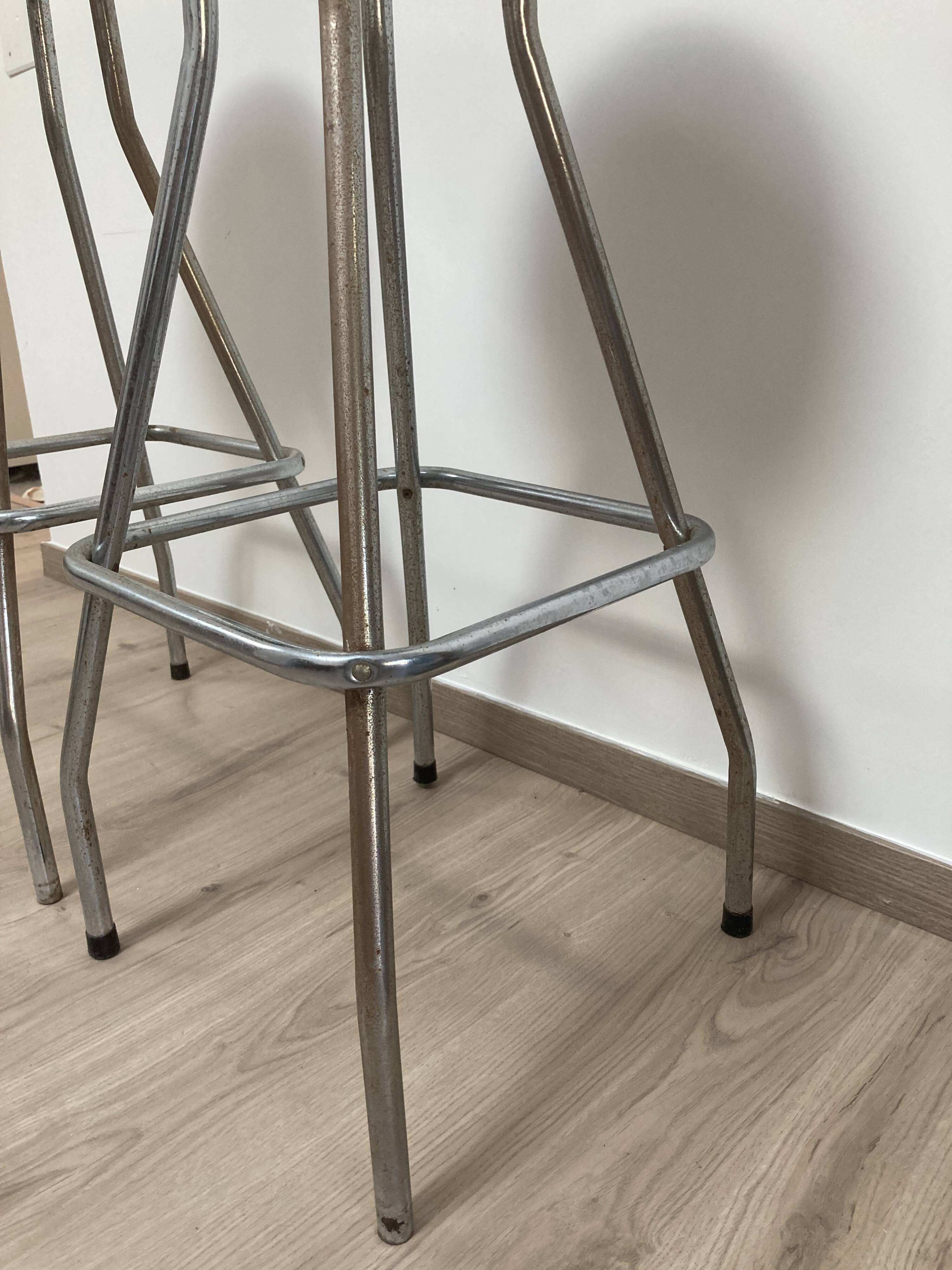 Paire de tabourets de bar metal chrome soudexvinyl circa 1970 design