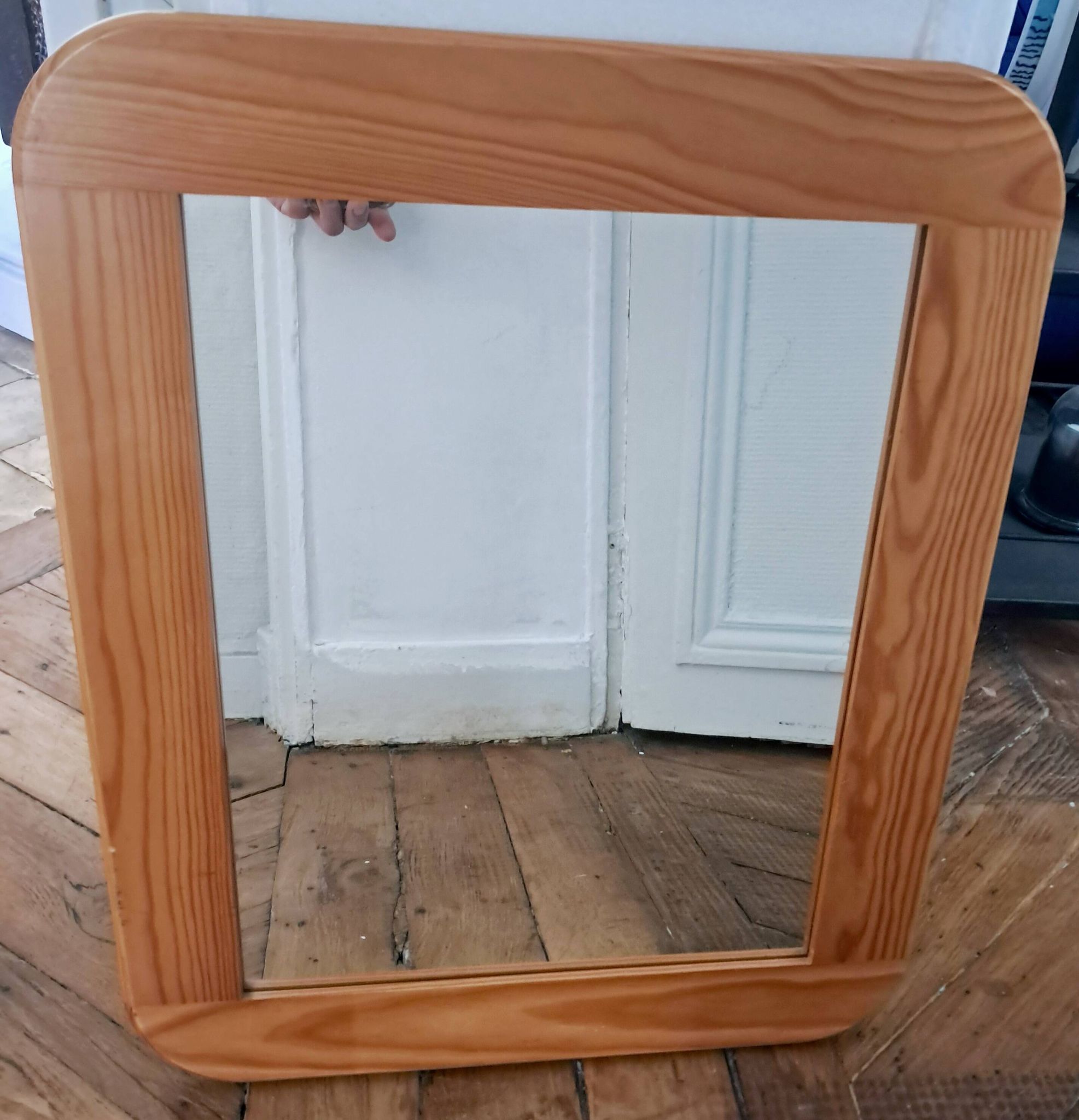 Miroir scandinave rectangulaire en pin. Années 70.
