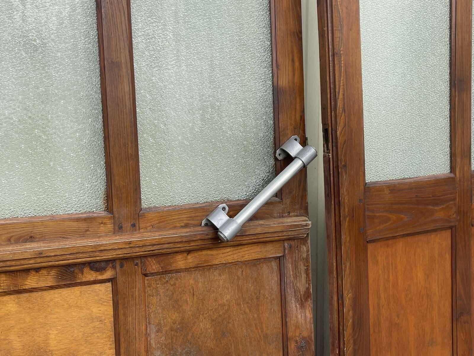 Séparation de bistrot des années 30 en châtaignier et contre plaqué