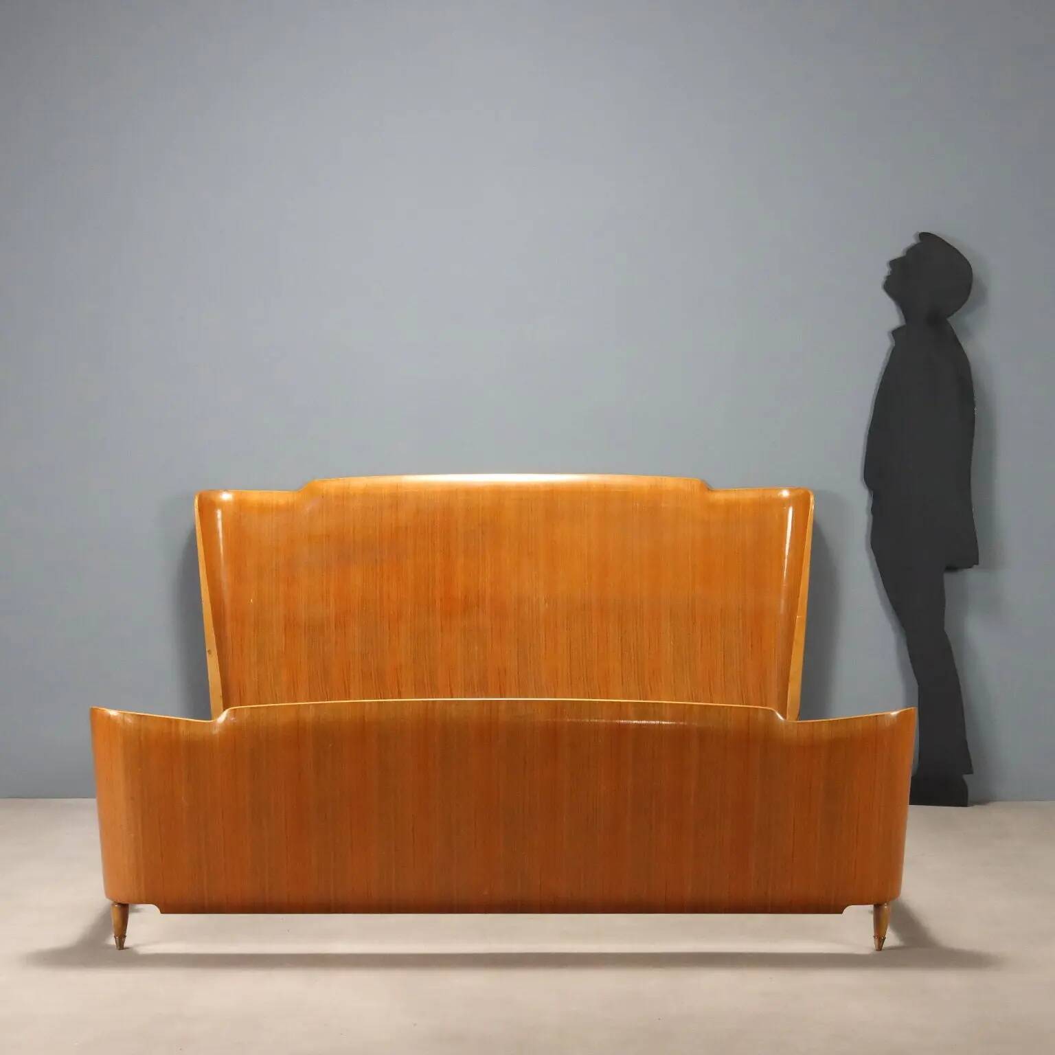 Double bed vintage in walnut veneer, design, Italy, 1950s