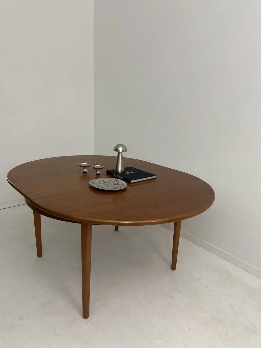 Vintage extendable table by Jentique