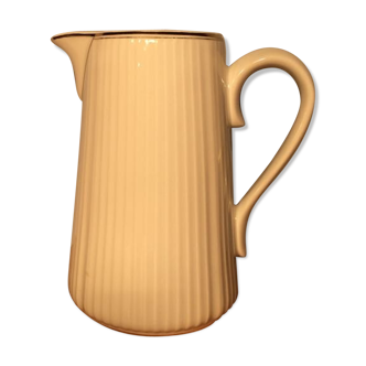 White pitcher streaked