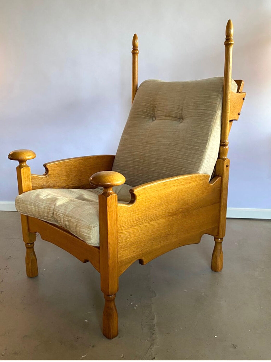 Castle lounge chair