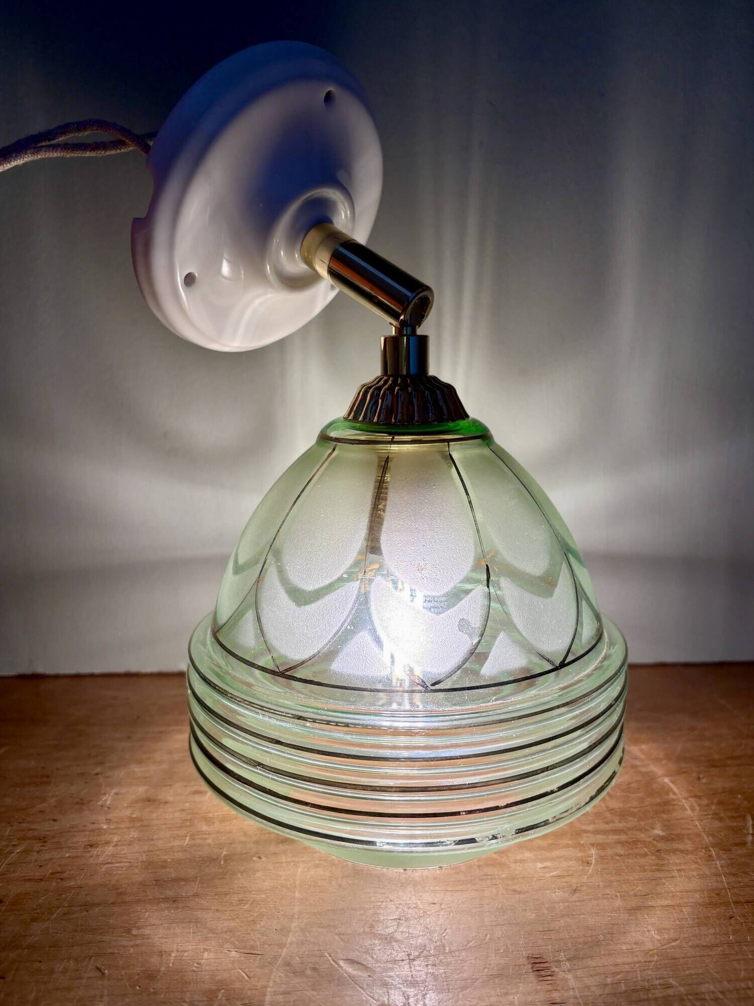 Vintage art deco tulip wall lamp in green and gold glass