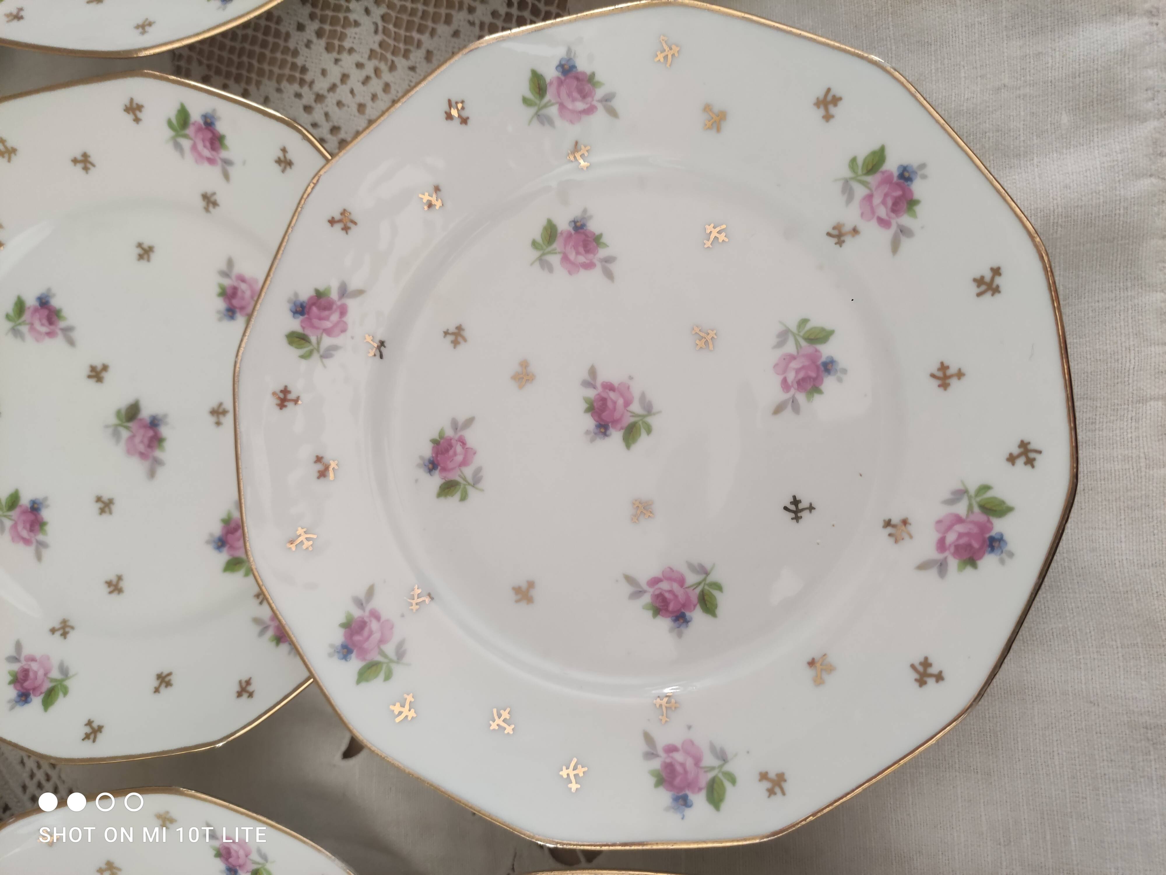 Lot de 12 assiettes à dessert en porcelaine Lourioux Foëcy France décor floral et doré