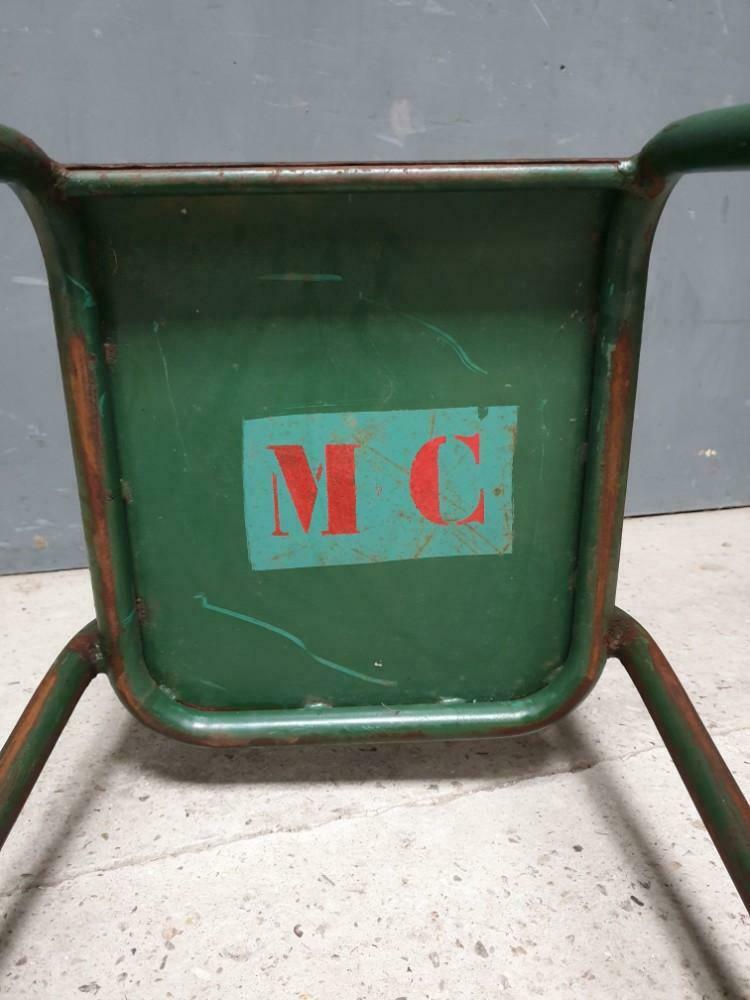 Vieille chaise verte français chaise d'usine de fer