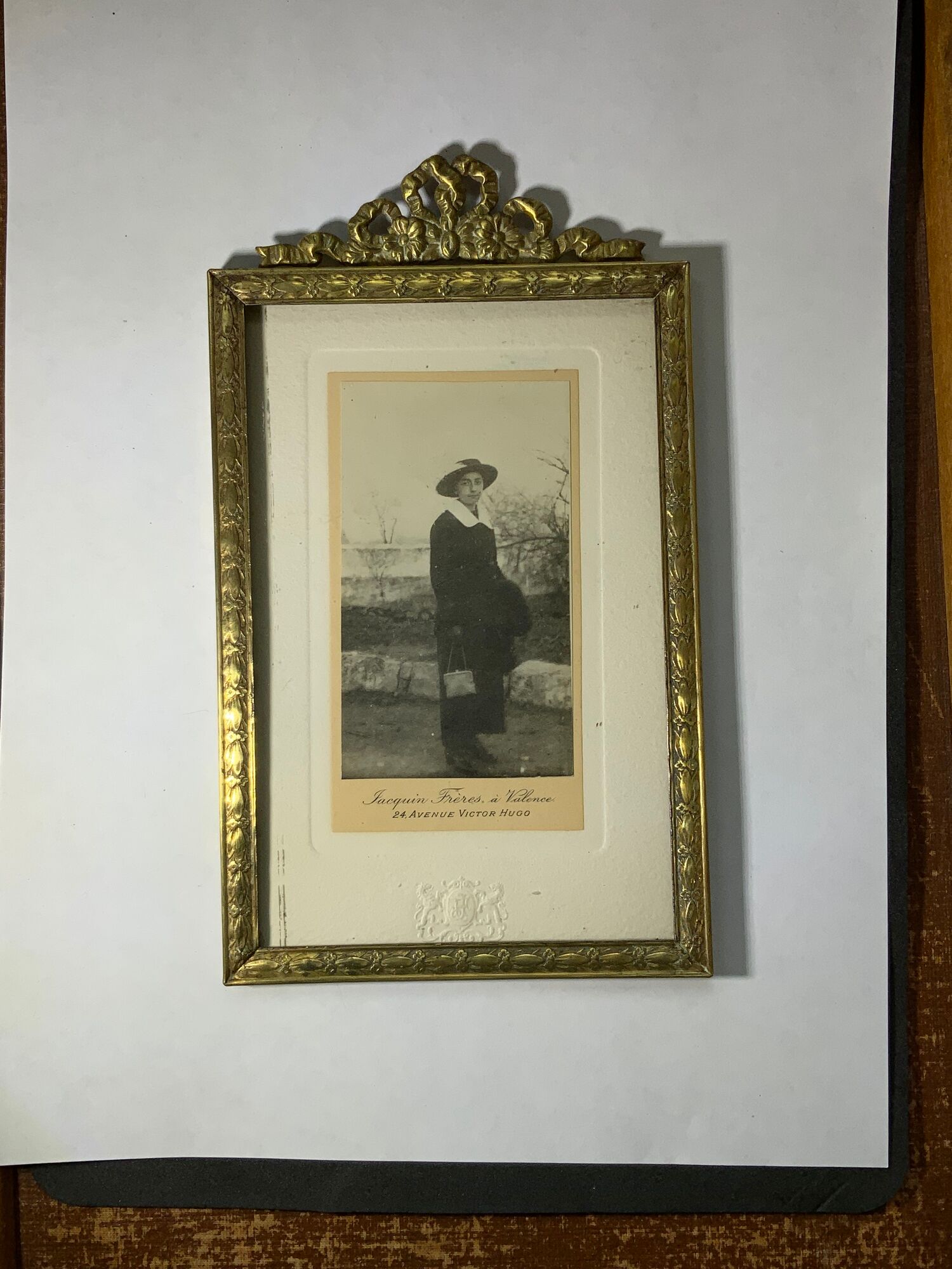 Old photo frame in golden brass floral decoration and small knot 18th With glass
