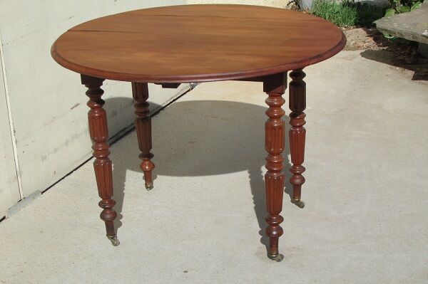 expandable table in solid mahogany