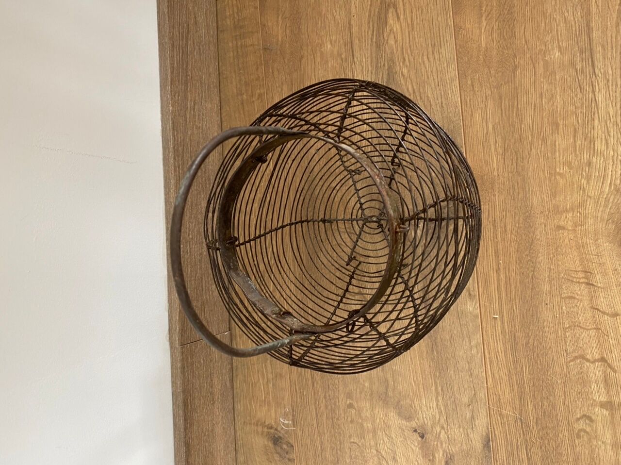 Metal egg basket