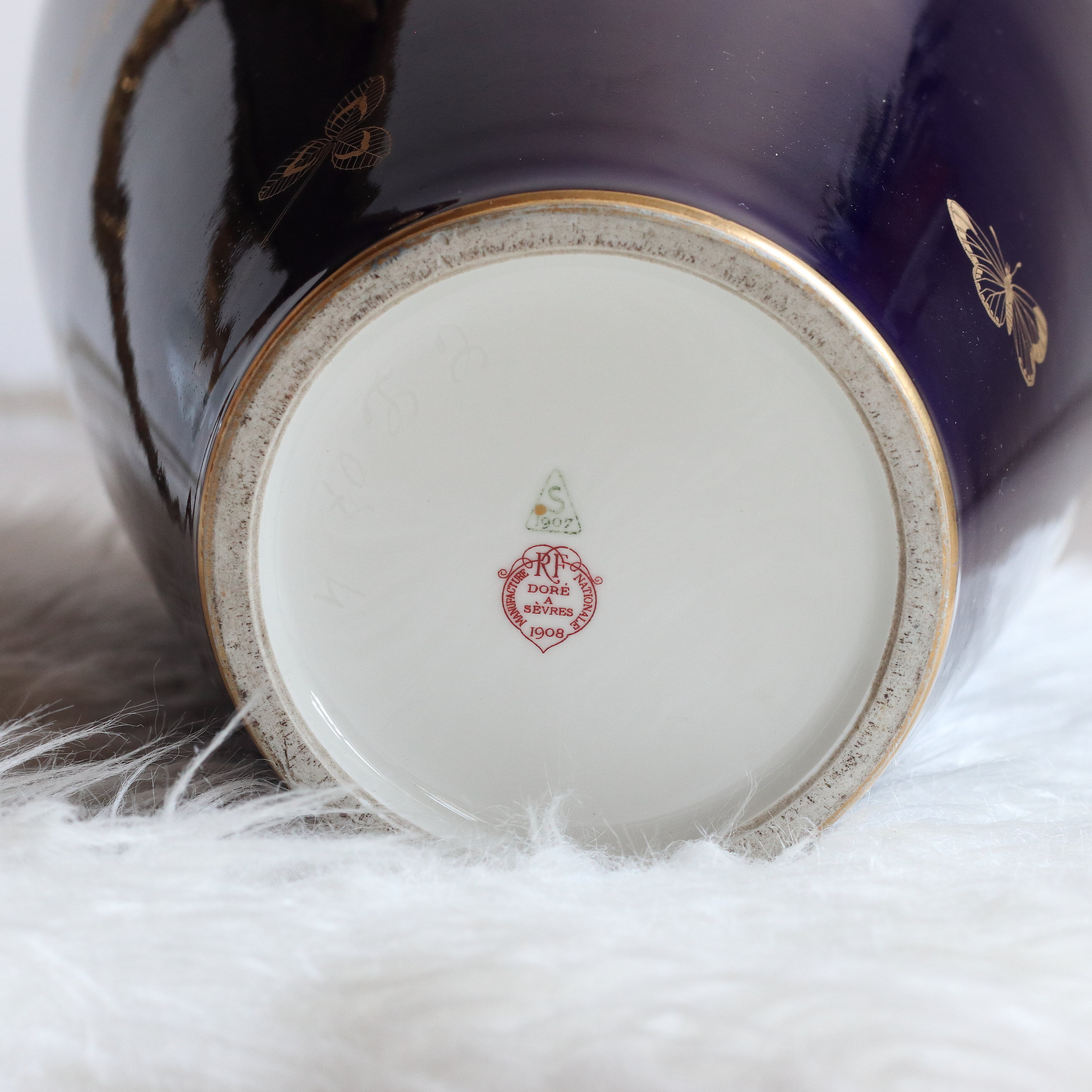 Vase in blue porcelain of Sèvres early twentieth century, 48 cm