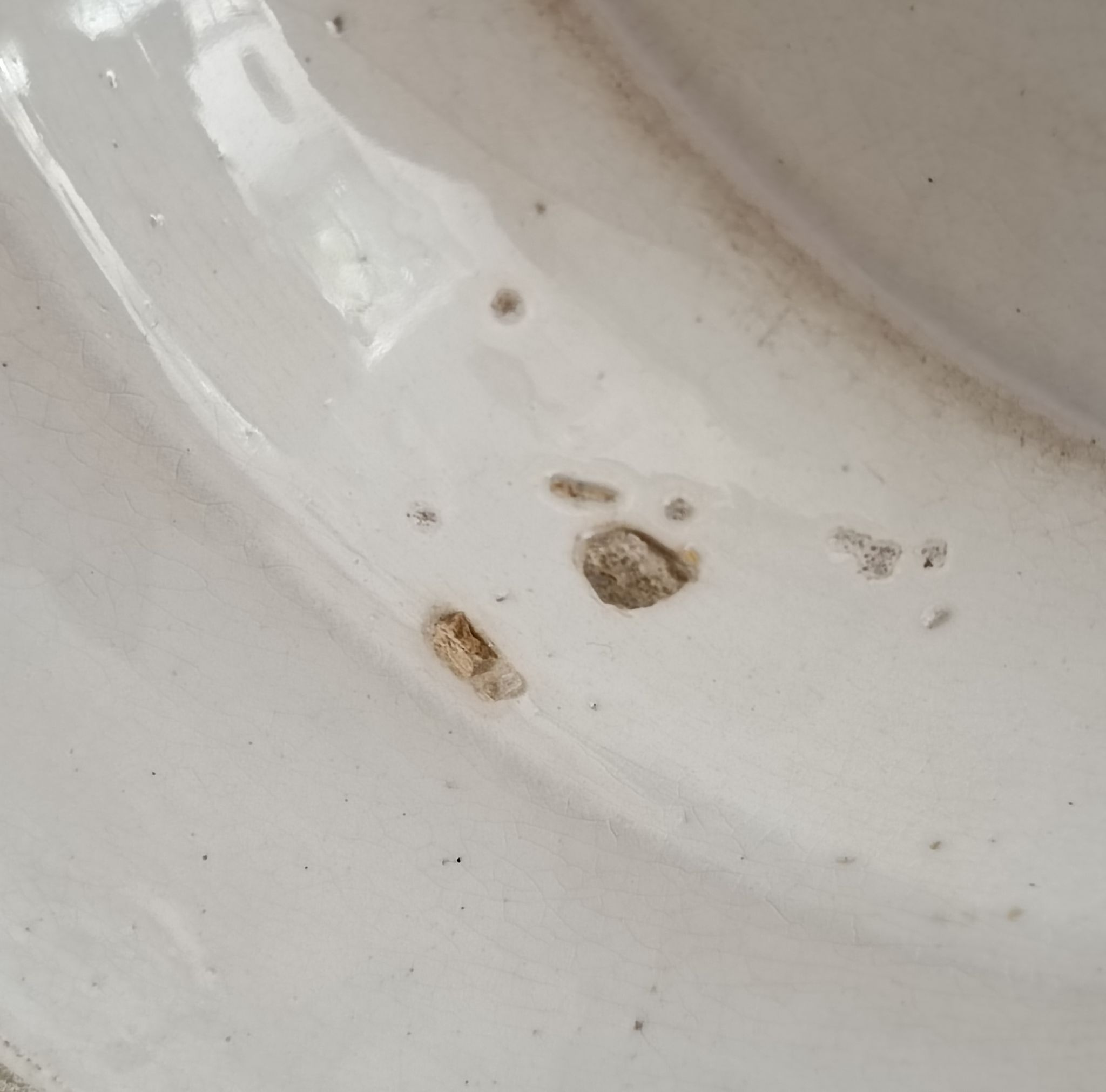 Plat de service terre de fer à décor d'enfant et cigogne