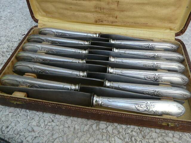 Box of 12 silver-plated art nouveau knives with steel blades