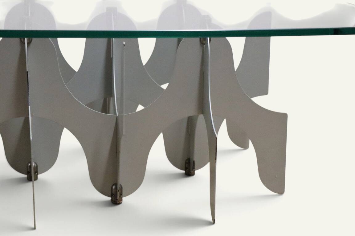 Minimalist sculptural coffee table in metal and glass – 1970