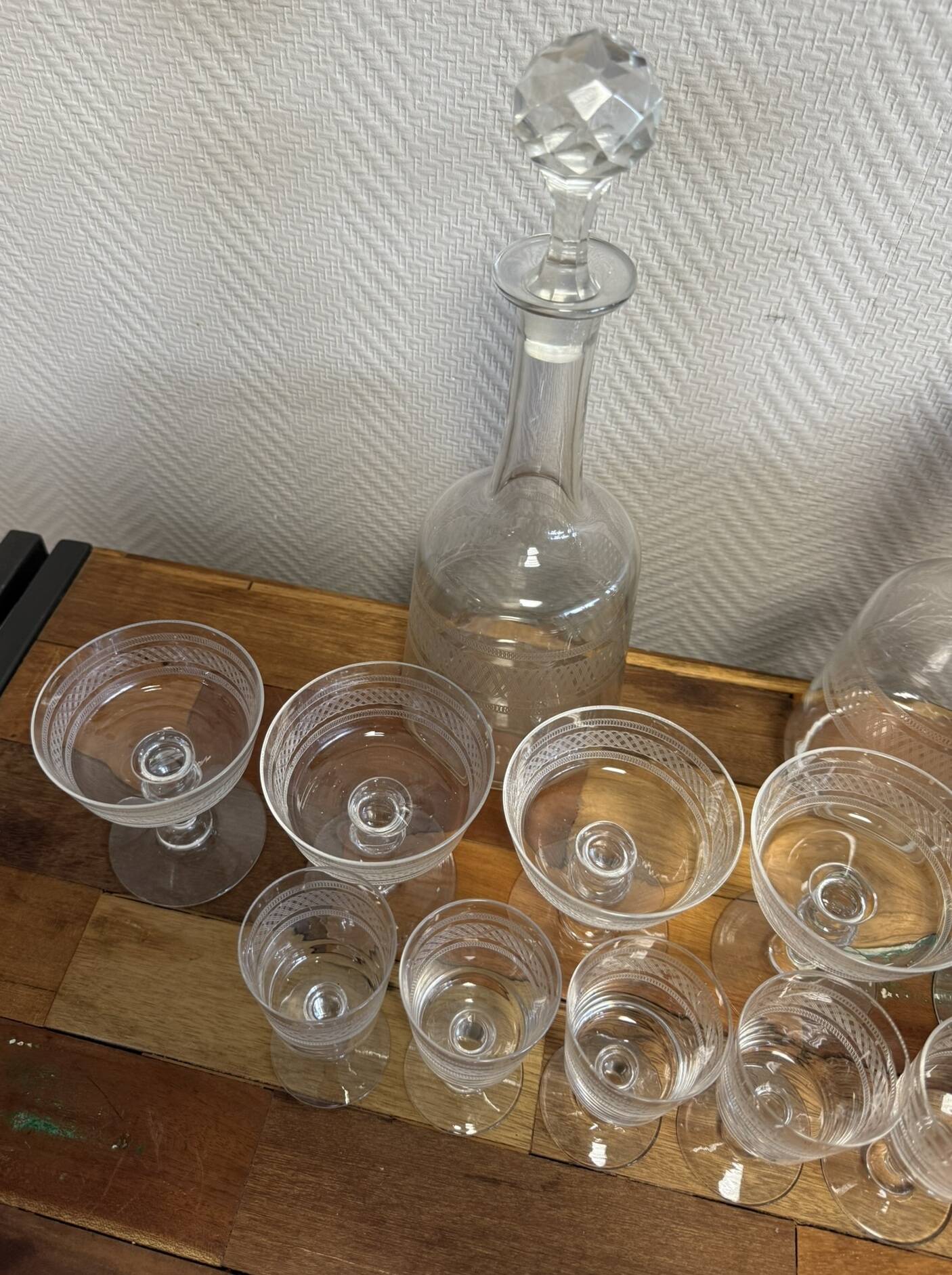 Service en cristal gravé comprenant 12 verres et 2 carafes