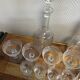 Service en cristal gravé comprenant 12 verres et 2 carafes
