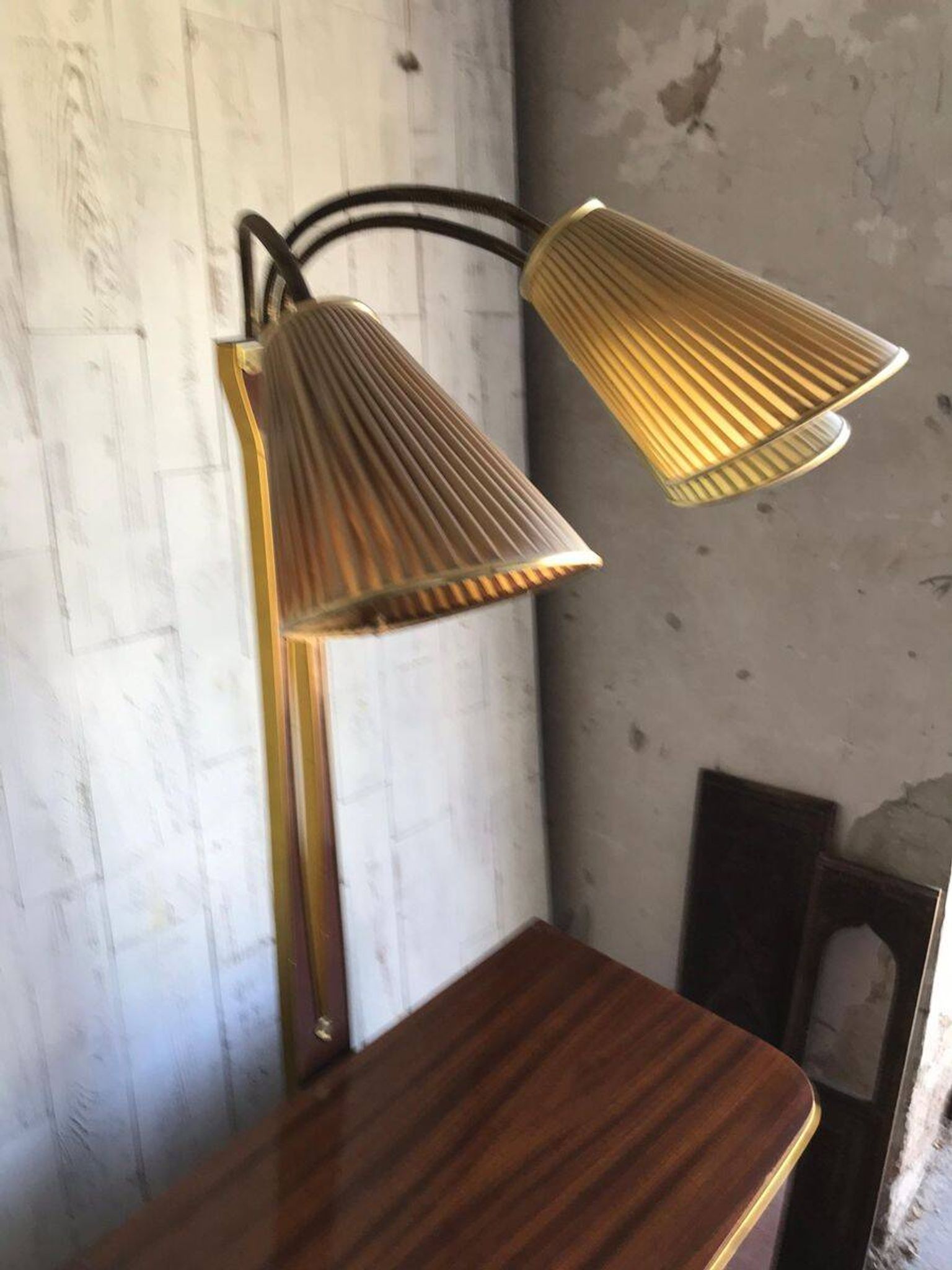 Meuble à boissons Art Déco en noyer marron avec lampe intégrée et laiton, 1950s