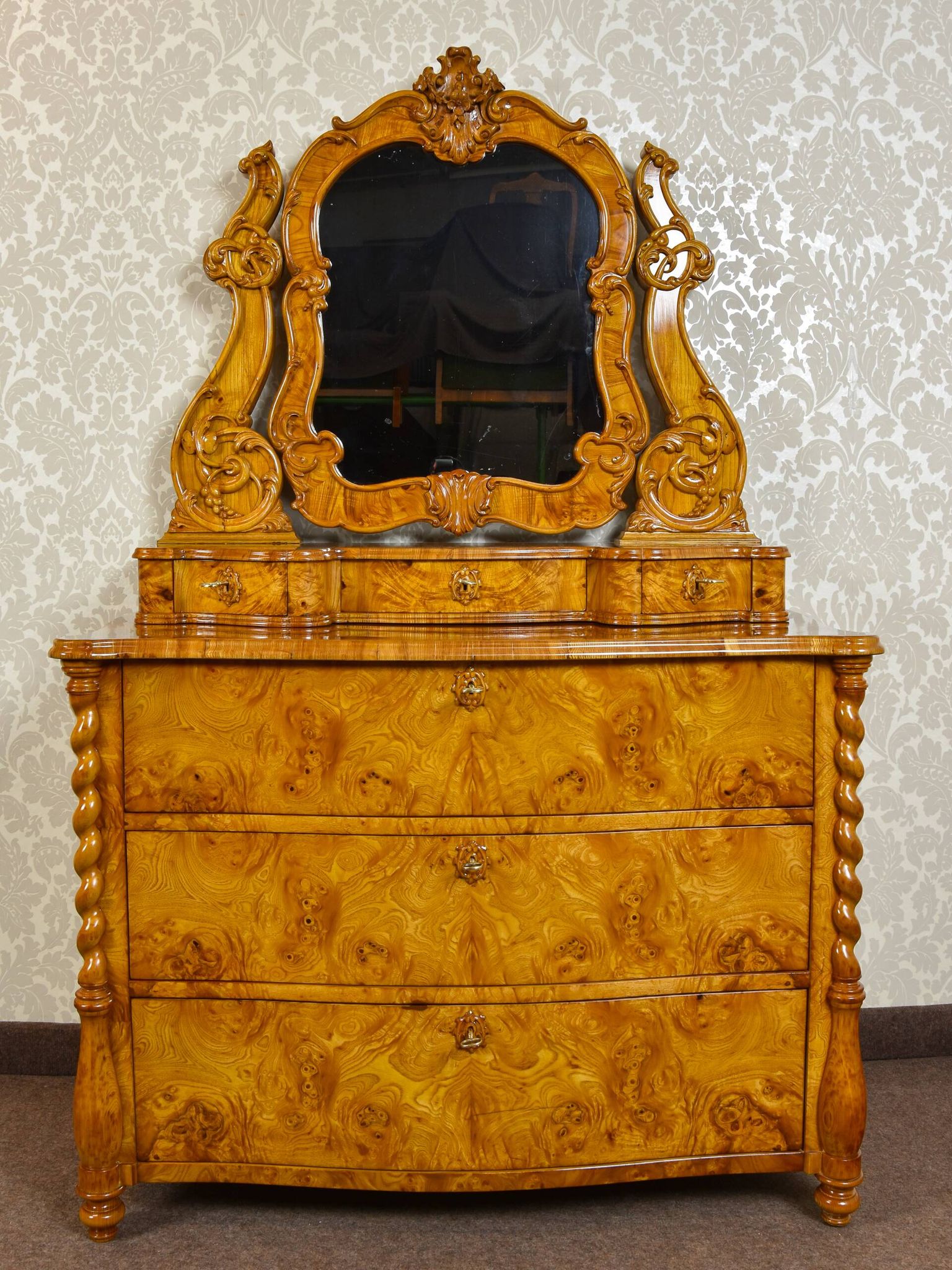 Commode coiffeuse Louis-Philippe en loupe d'orme et frêne - env. 1840-1860