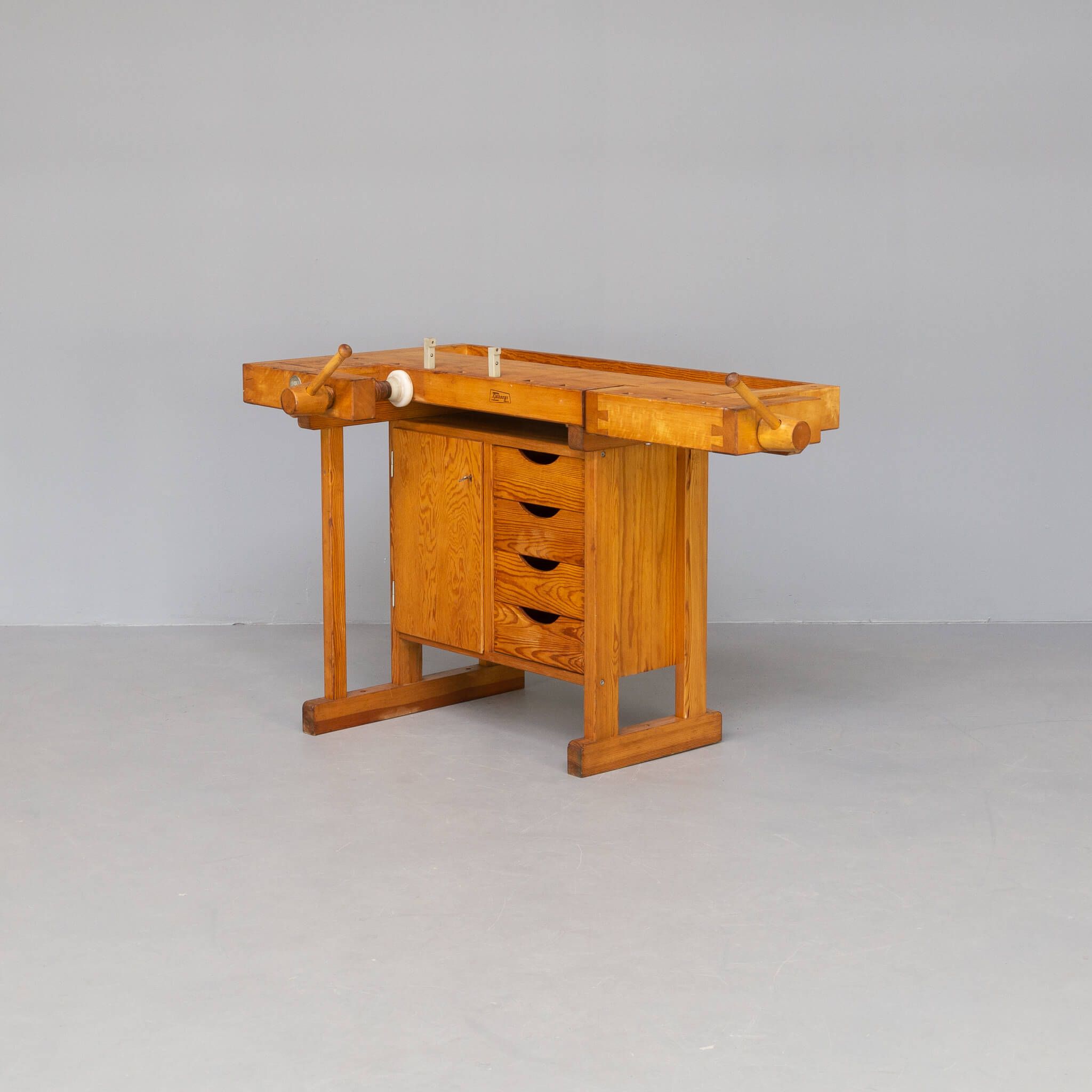 Sjoberg wooden workbench with drawers and 1 door cabinet