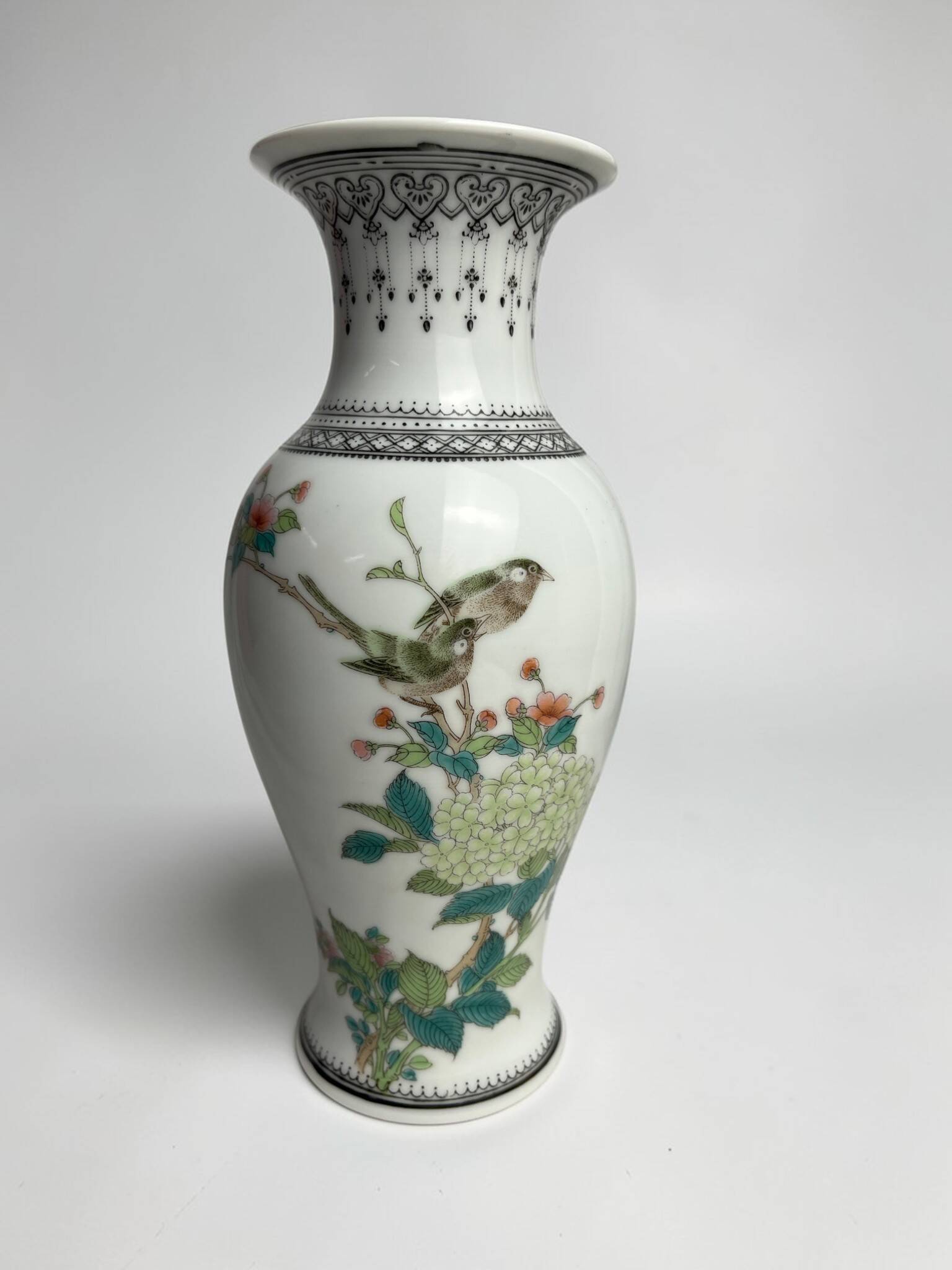 China, small porcelain vase from Jingdezhen with volatile decoration, 20th century.