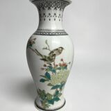 China, small porcelain vase from Jingdezhen with volatile decoration, 20th century.