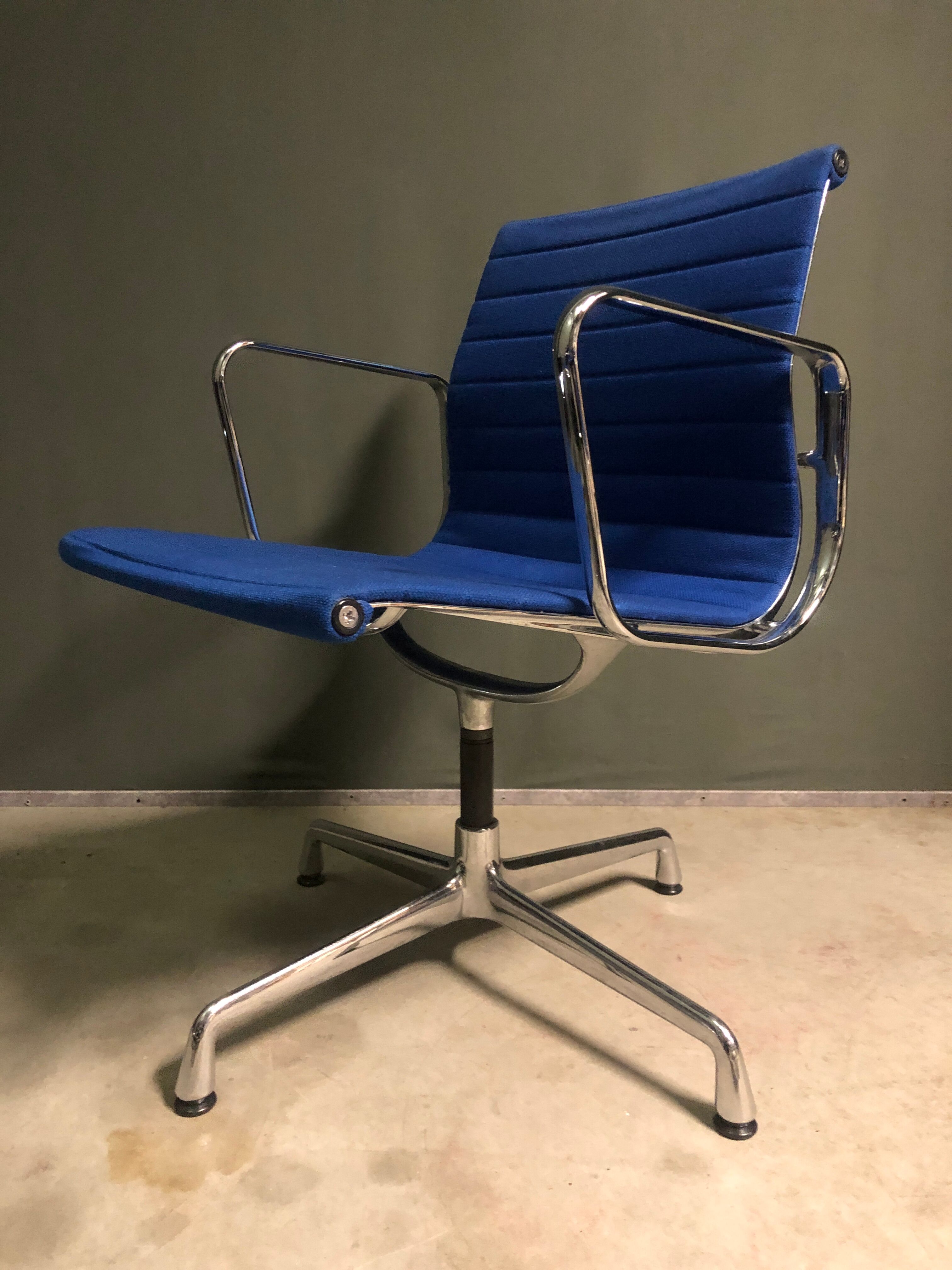 Vitra Eames EA108