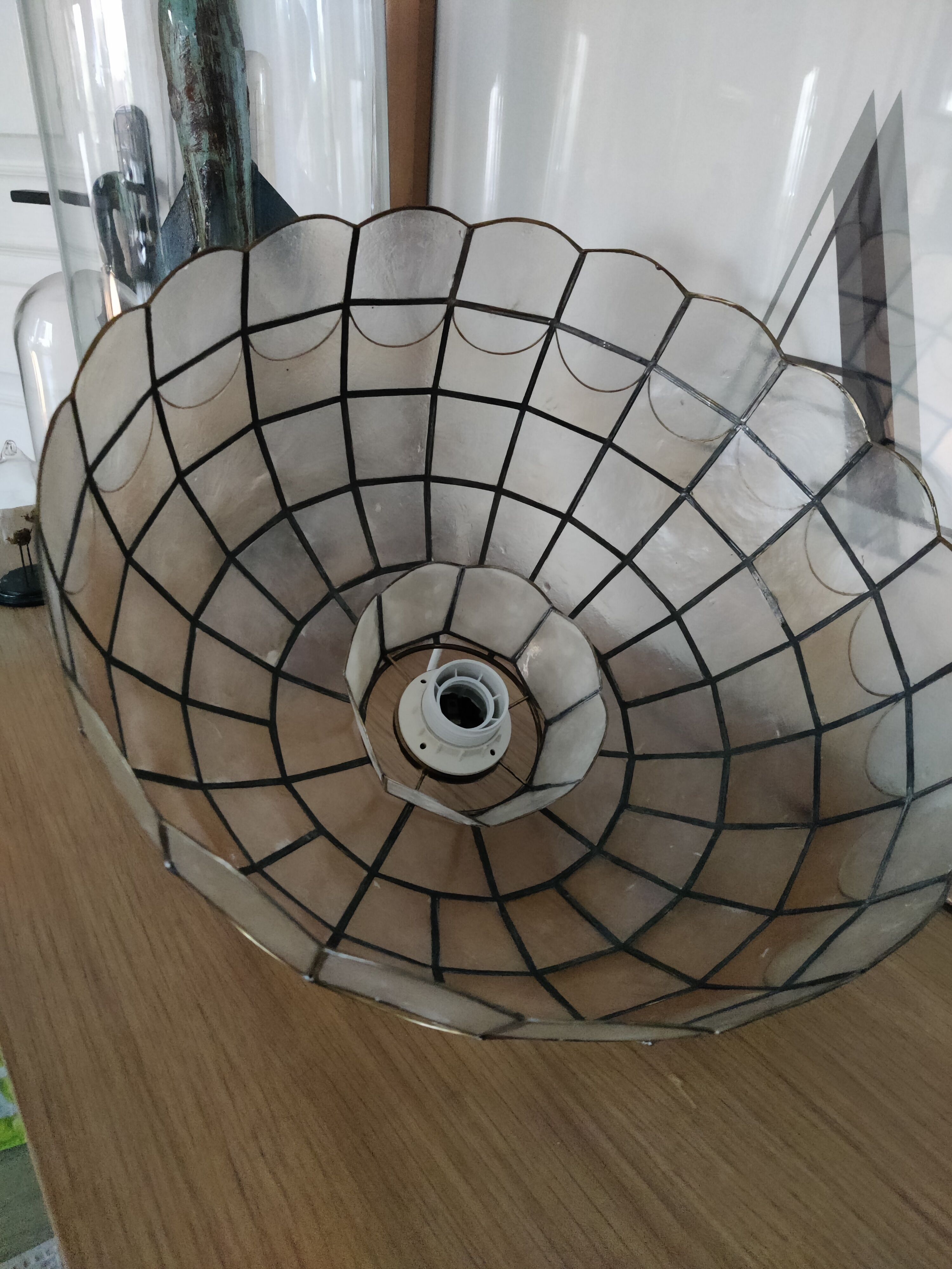 Mother-of-pearl suspension