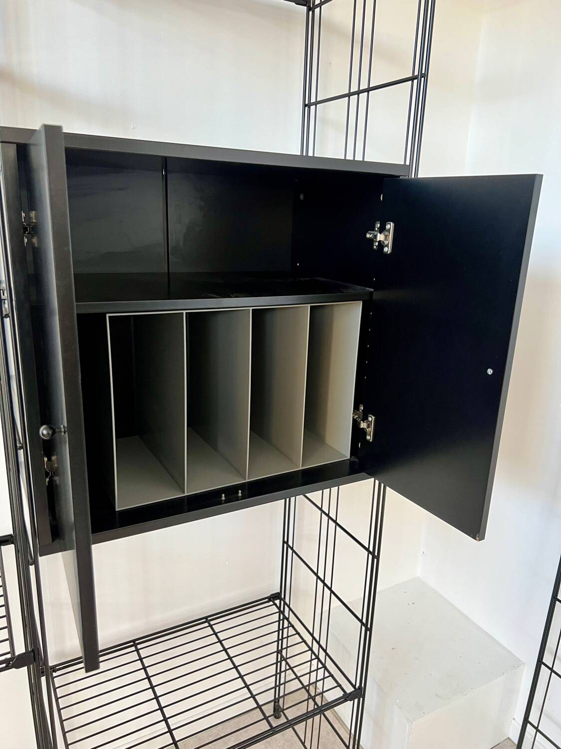 Ancienne étagère bibliothèque en métal noir grillagé modulable design des années 80 vintage