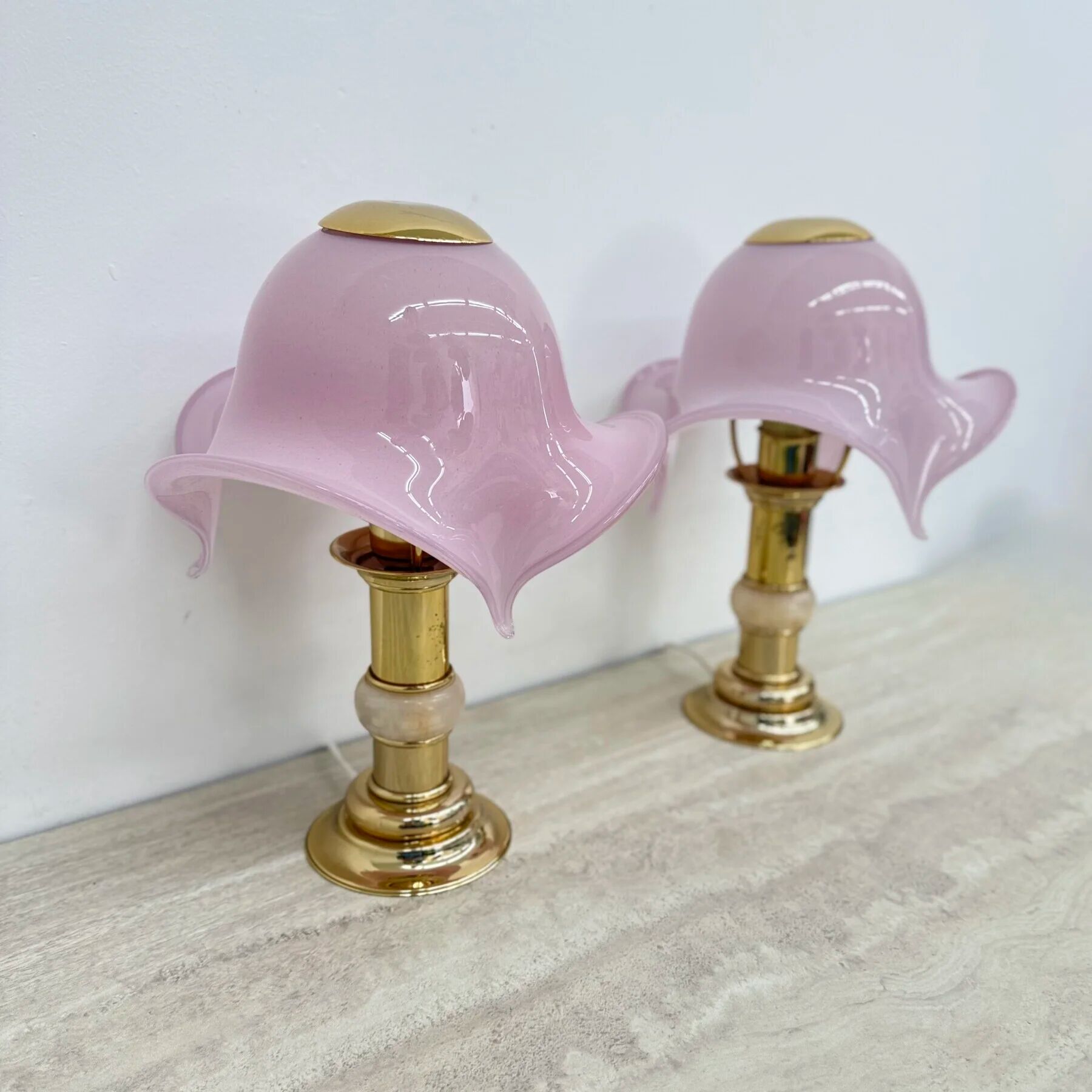 Ensemble de 2 lampes de table en verre de Murano rose avec des détails en albâtre, années 1970.