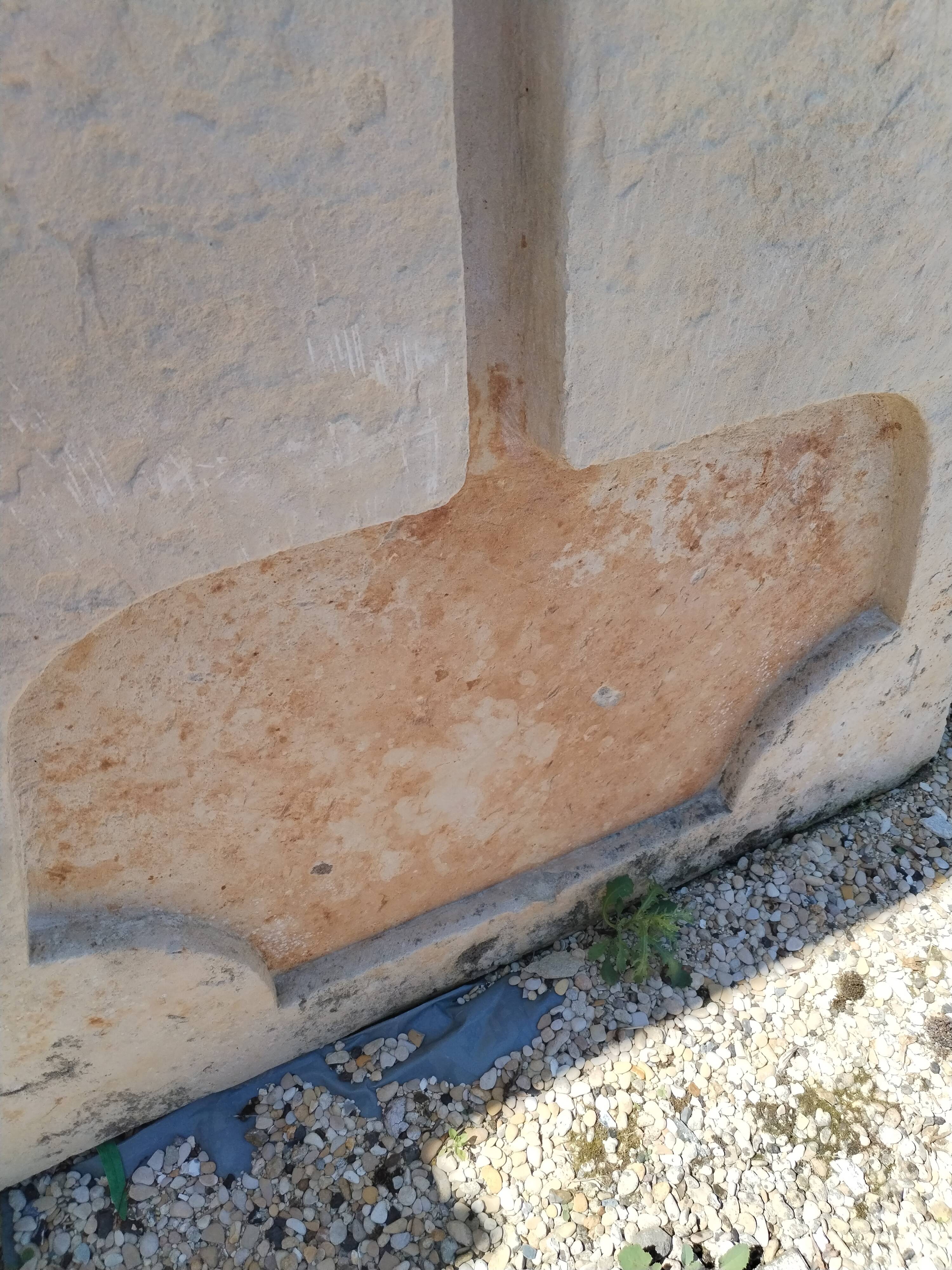 Evier en pierre taillée, datant du XVIIIe siècle