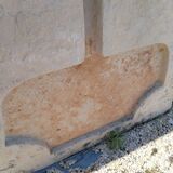 Evier en pierre taillée, datant du XVIIIe siècle