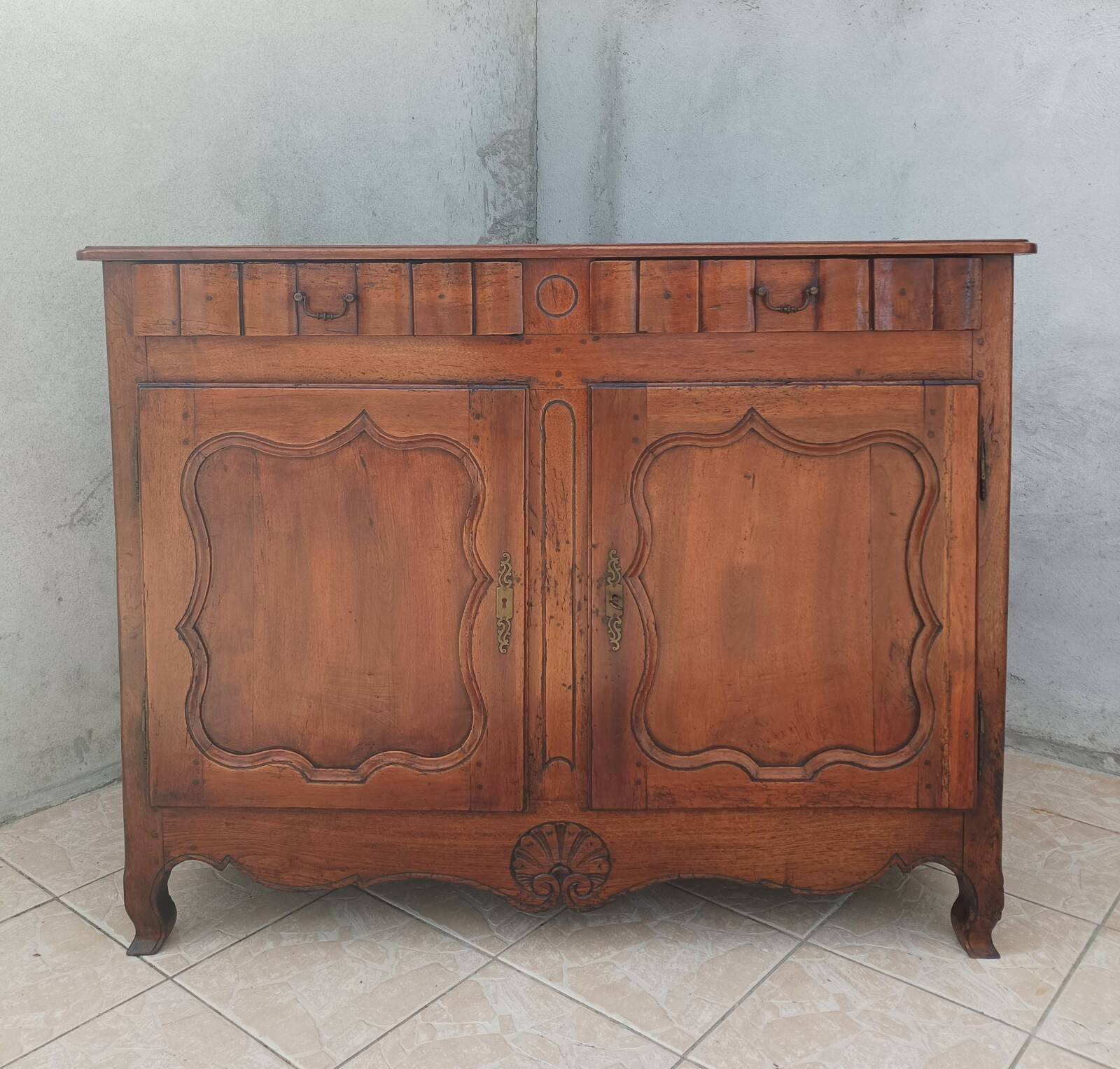 Louis XV walnut buffet from the 18th century.