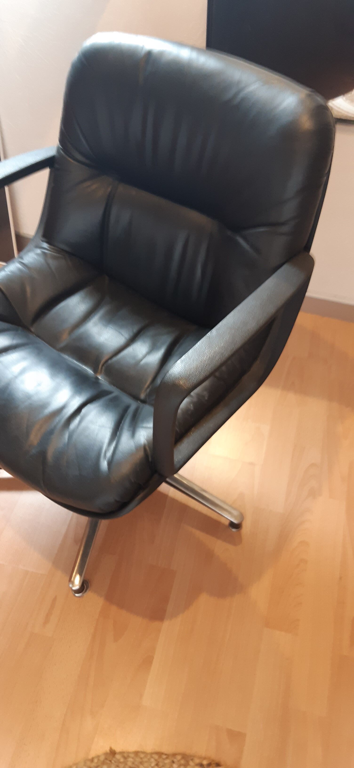 Sedinternational black leather swivel armchair