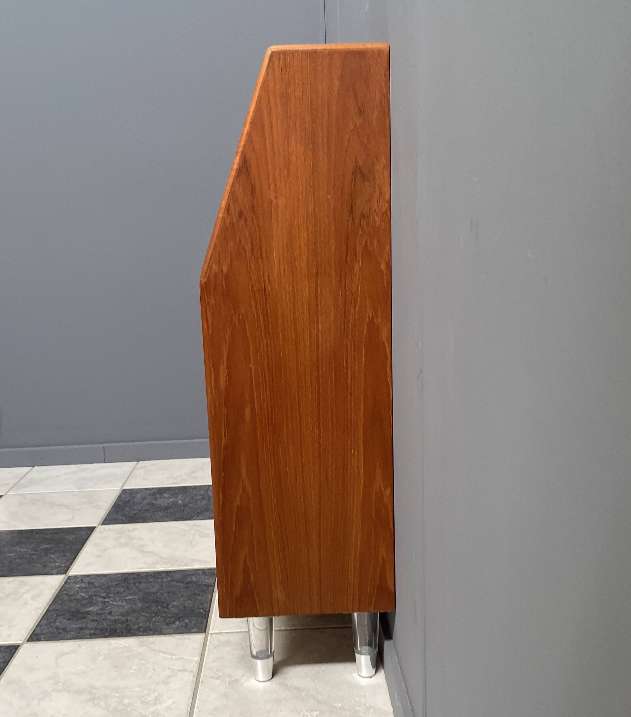 Buffet haut en teck sur pieds en lucite des années 1960