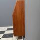 Buffet haut en teck sur pieds en lucite des années 1960