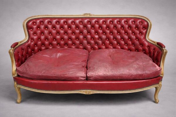 Canapé corbeille style Louis XV à dossier mouvementé, en cuir capitonné