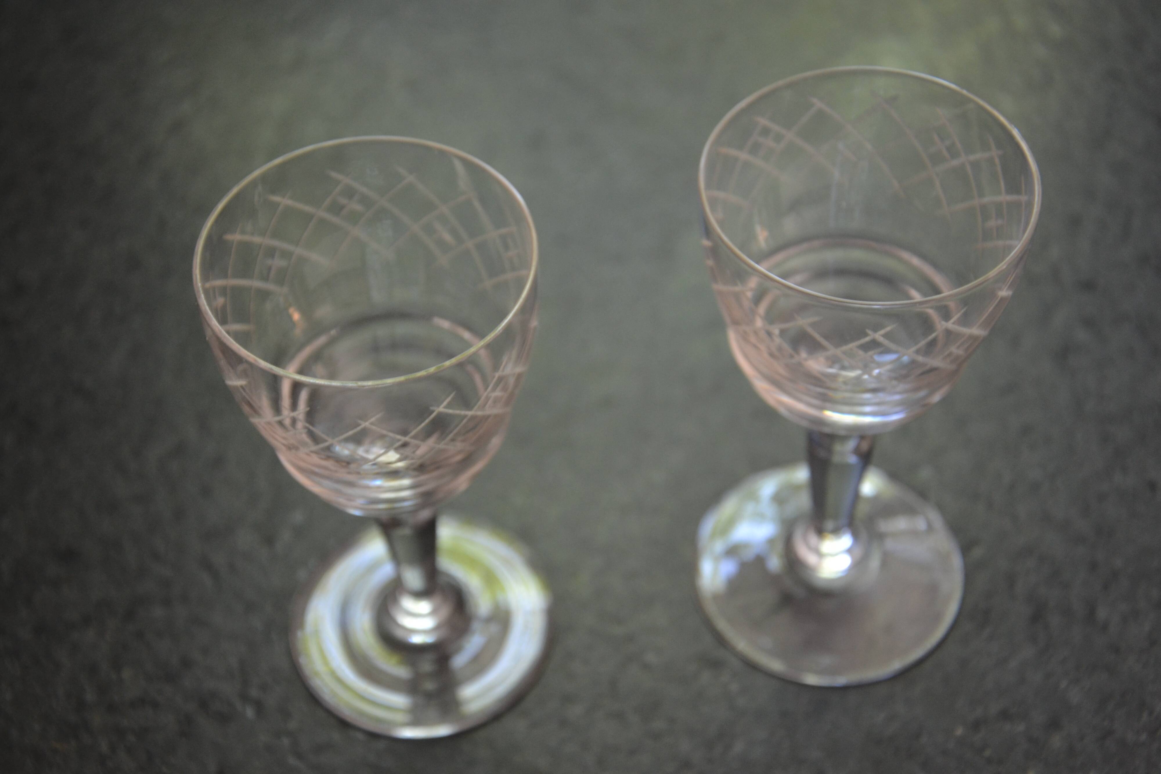 2 petits verres sur pied ciselés