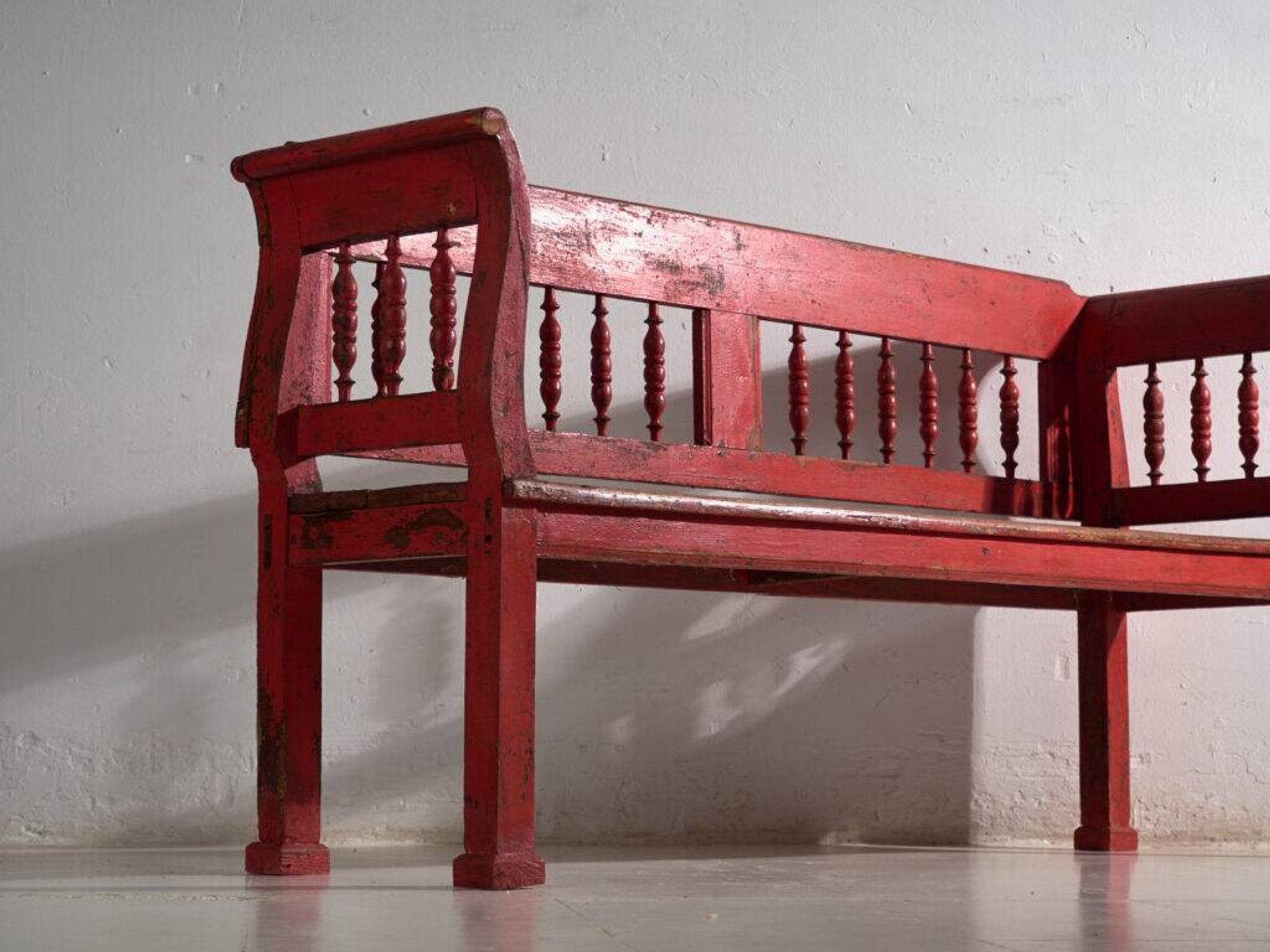 Banc ancien peint rouge en pin à dossier tourné – Europe centrale, vers 1900