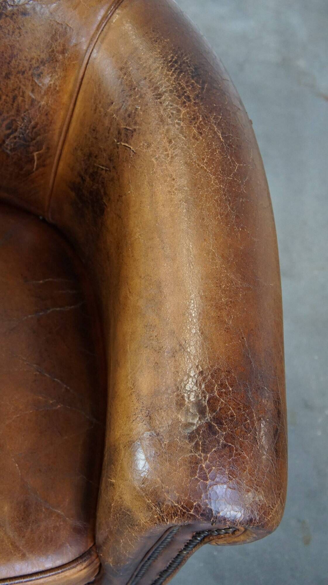 Set of 2 subtle, stately and sturdy club chairs made of sheepskin