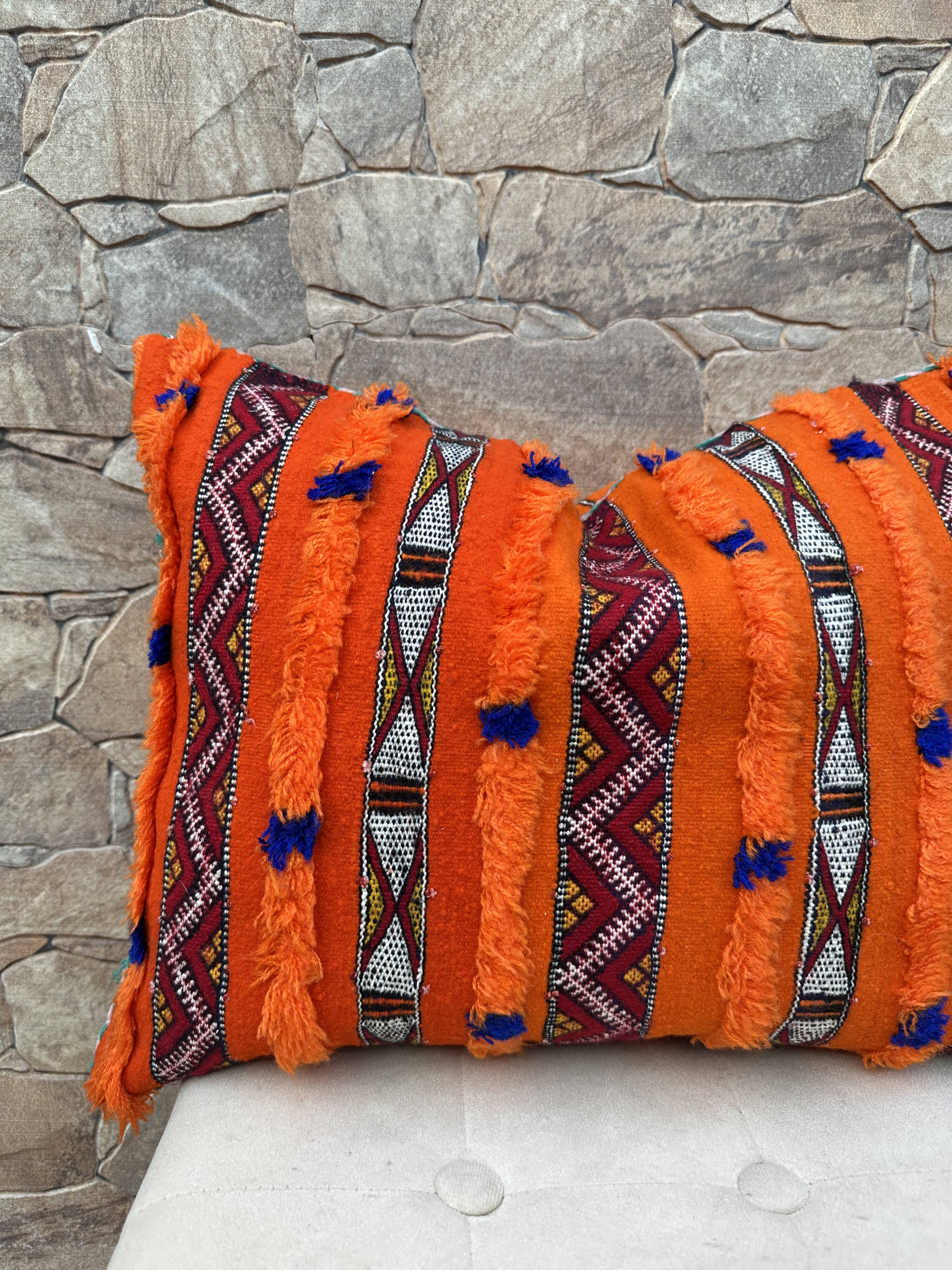Magnifique coussin Kilim berbère vintage du Maroc